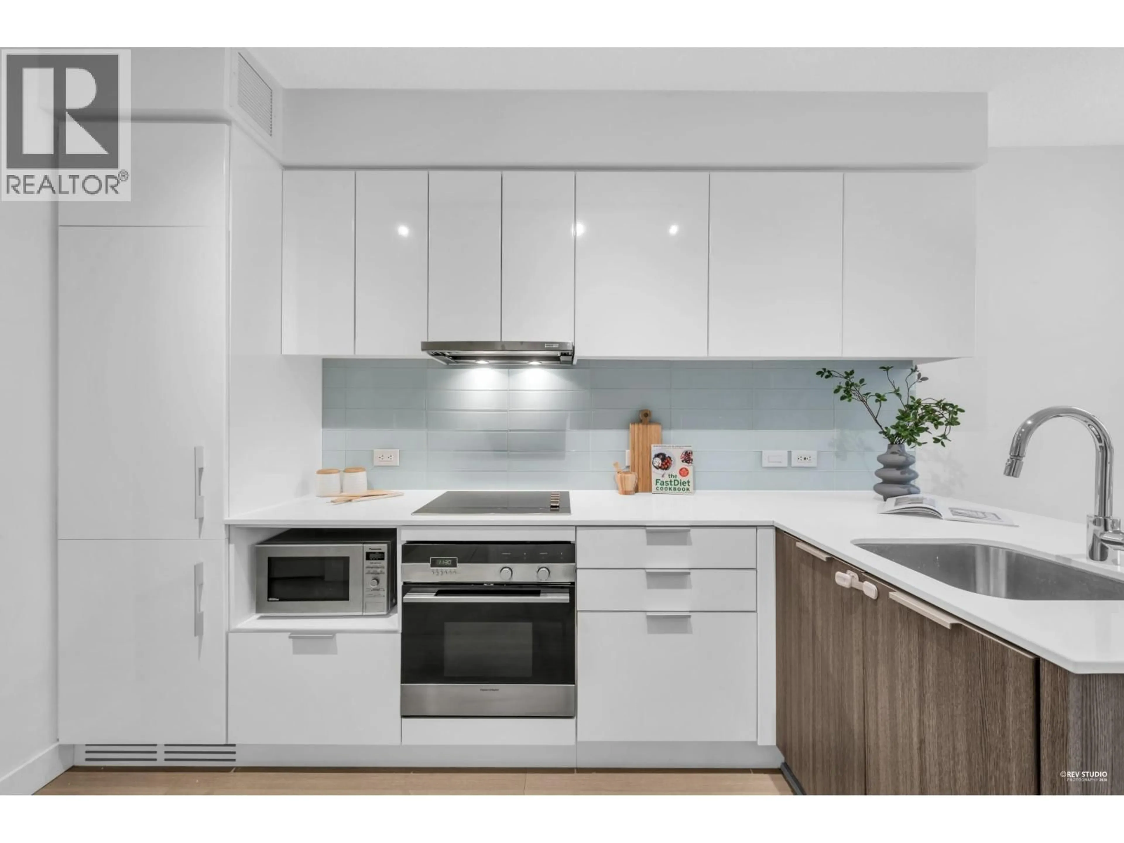 Standard kitchen, wood/laminate floor for 1605 - 1308 HORNBY STREET, Vancouver British Columbia V6Z0C5