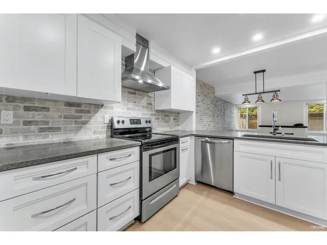 110 - 15282 19 AVENUE, Surrey 5