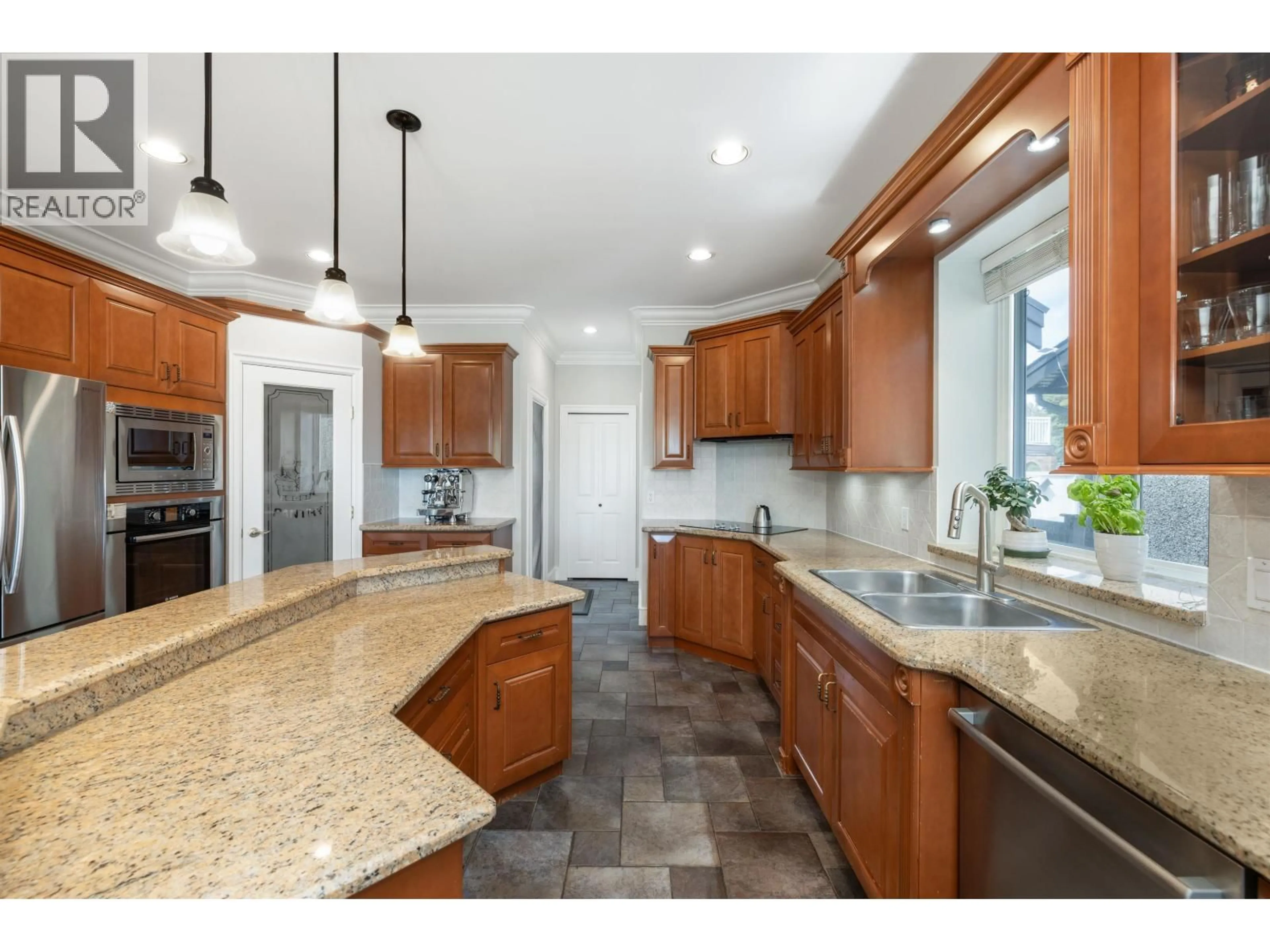 Open concept kitchen, ceramic/tile floor for 6071 CHARLES STREET, Burnaby British Columbia V5B2G7