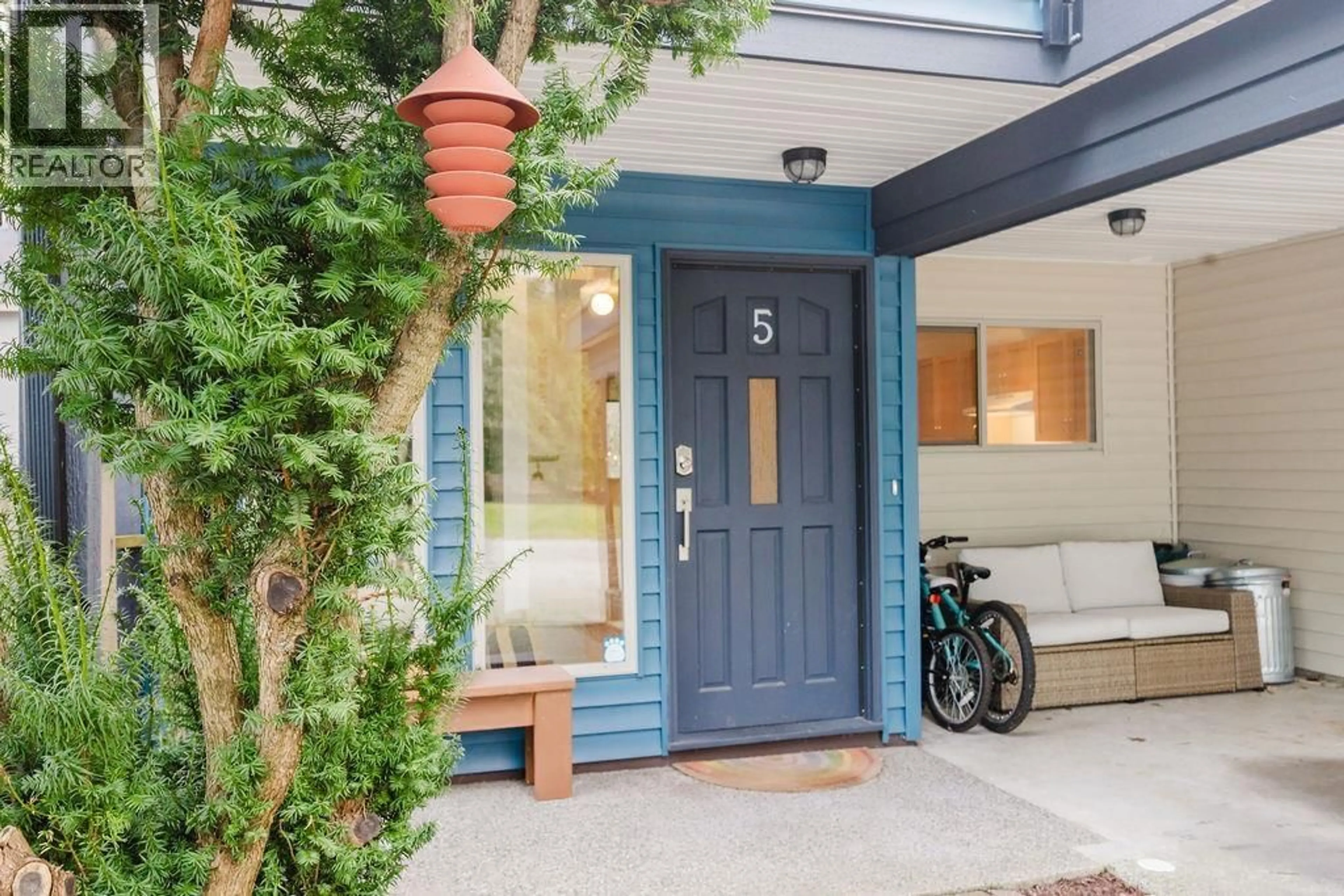 Indoor entryway for 5 - 623 FARNHAM ROAD, Gibsons British Columbia V0N1V8