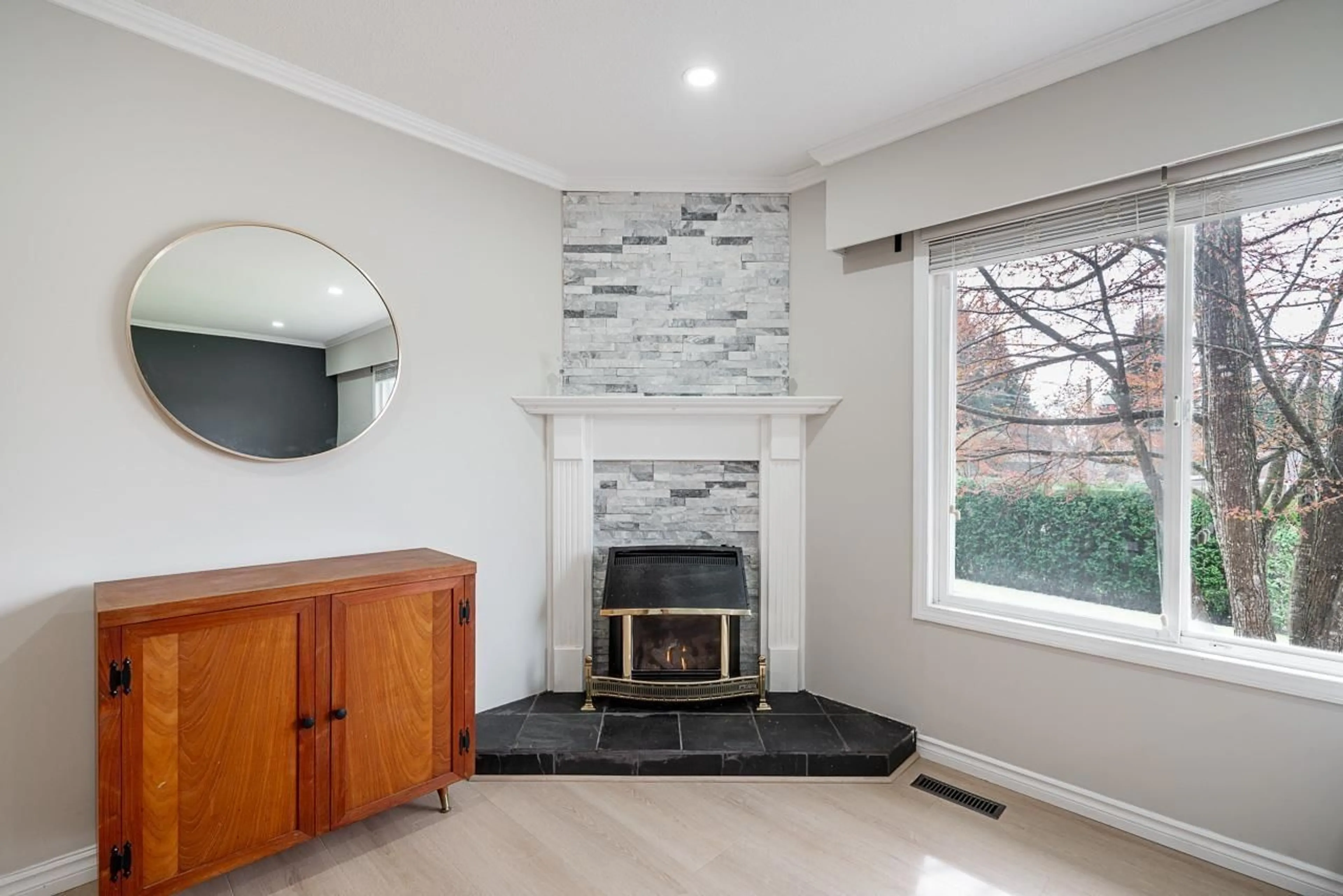 Living room with furniture, unknown for 32157 HOLIDAY AVENUE, Mission British Columbia V2V2N3