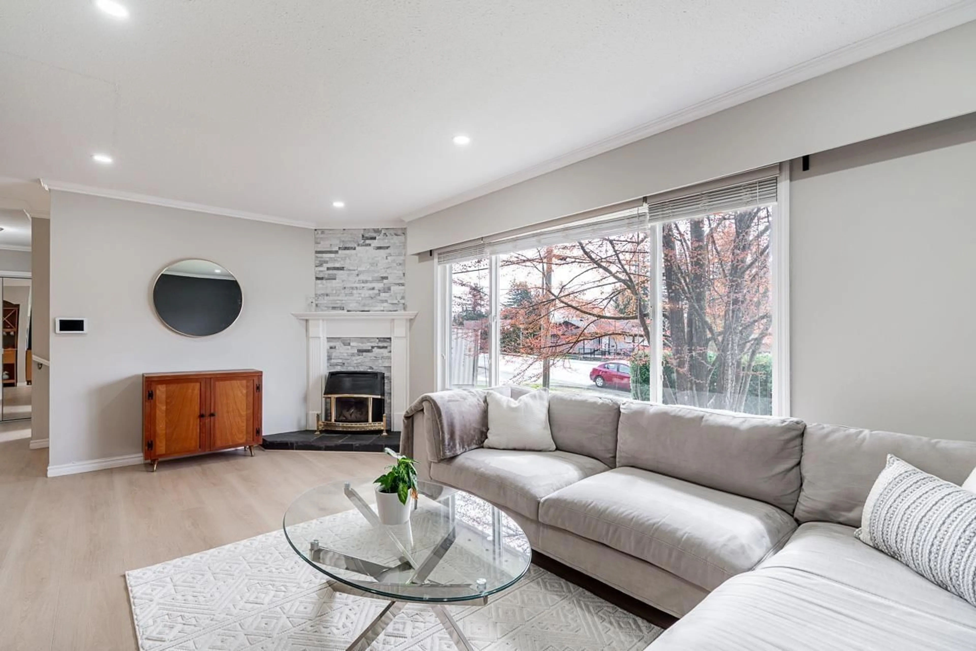 Living room with furniture, unknown for 32157 HOLIDAY AVENUE, Mission British Columbia V2V2N3