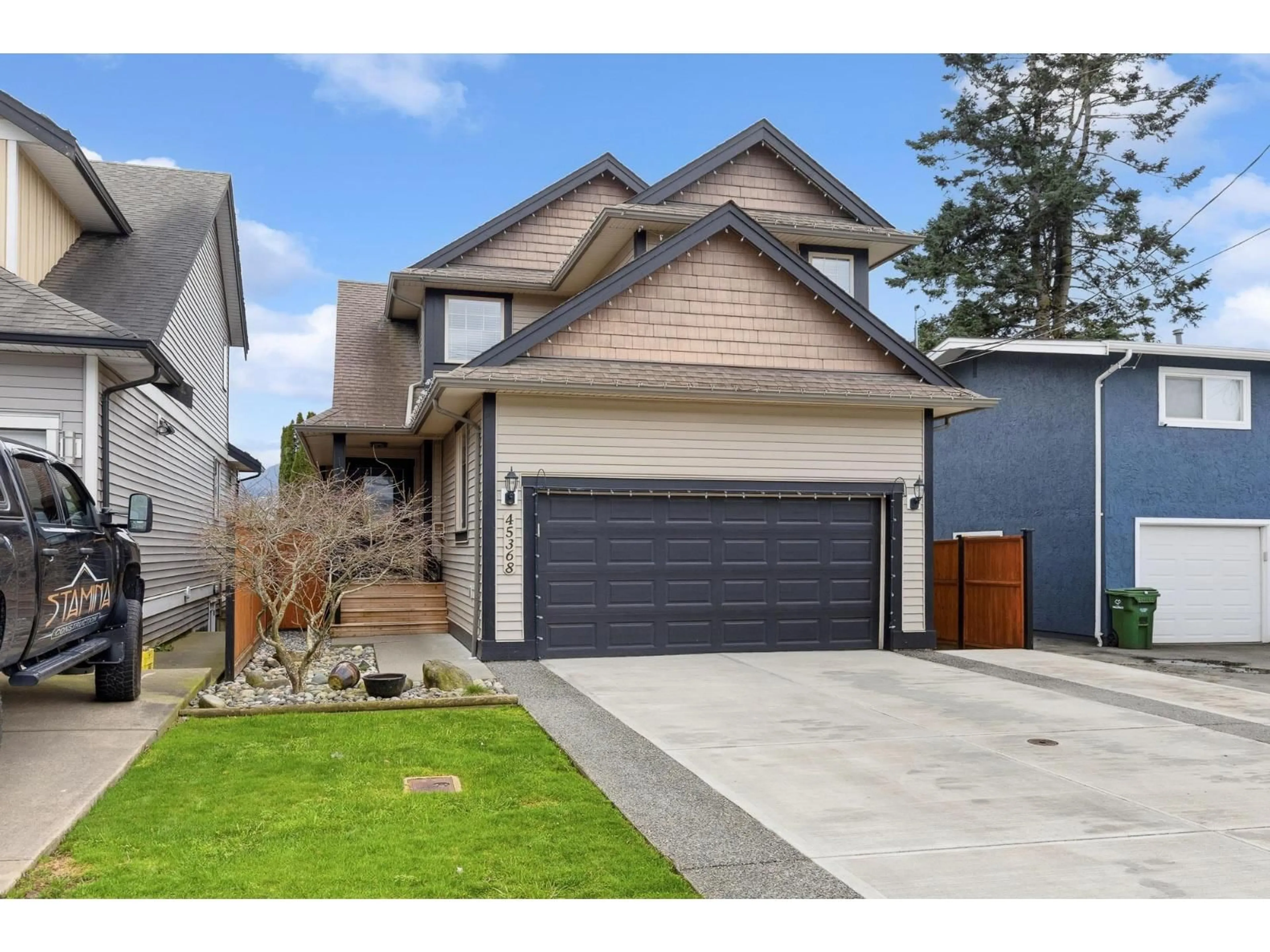 Home with vinyl exterior material, street for 45368 WELLS ROAD, Chilliwack British Columbia V2R1H3