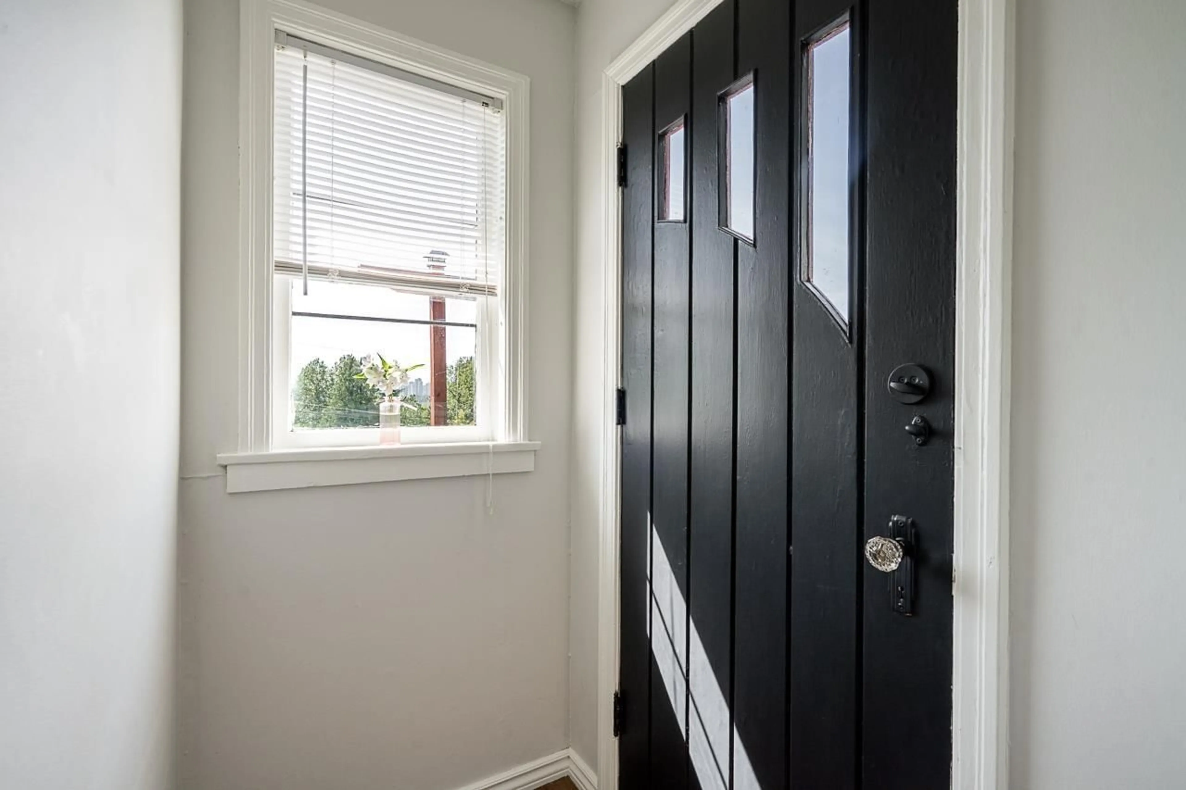 Indoor entryway for 10482 125A STREET, Surrey British Columbia V3V5A3