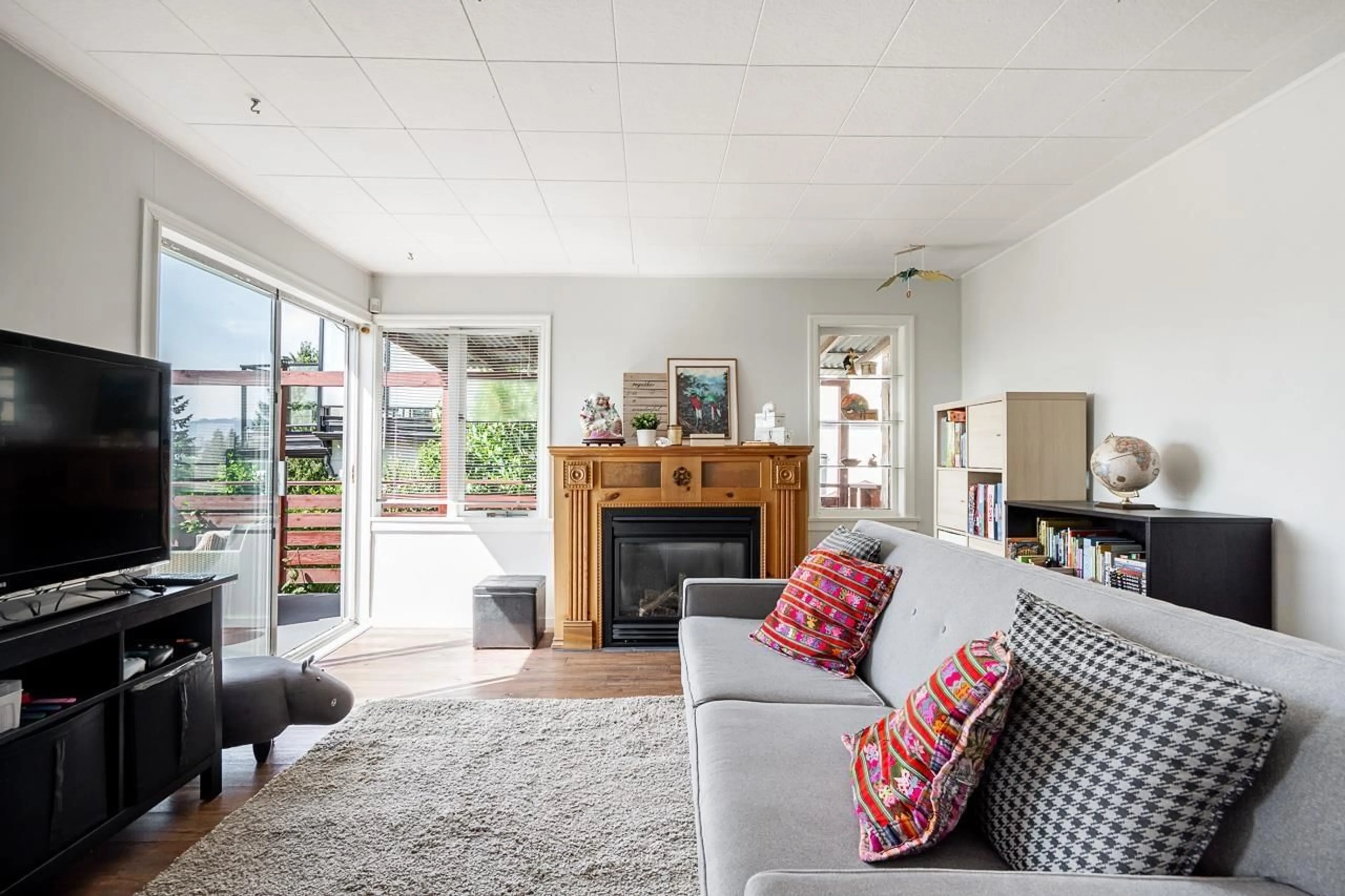 Living room with furniture, unknown for 10482 125A STREET, Surrey British Columbia V3V5A3