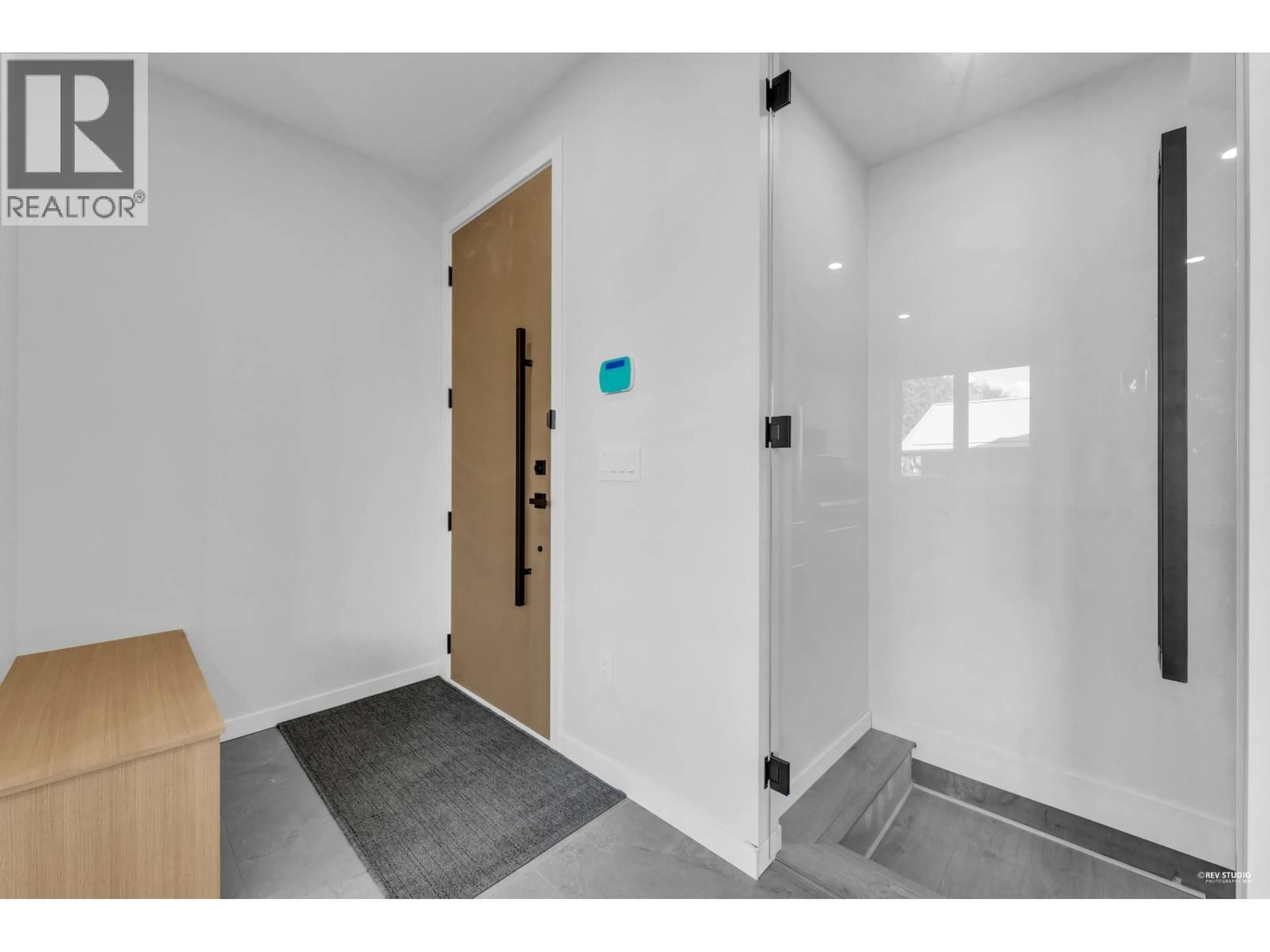 Indoor entryway for 2 - 2091 20TH AVENUE, Vancouver British Columbia V5N2L1