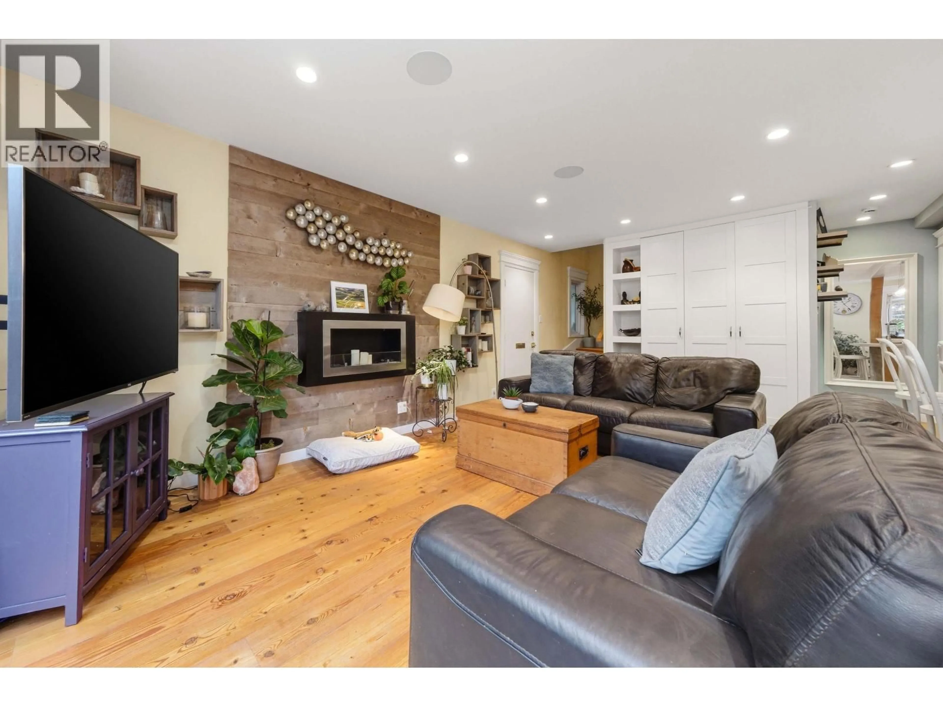 Living room with furniture, wood/laminate floor for 1126 PREMIER STREET, North Vancouver British Columbia V7J2H3