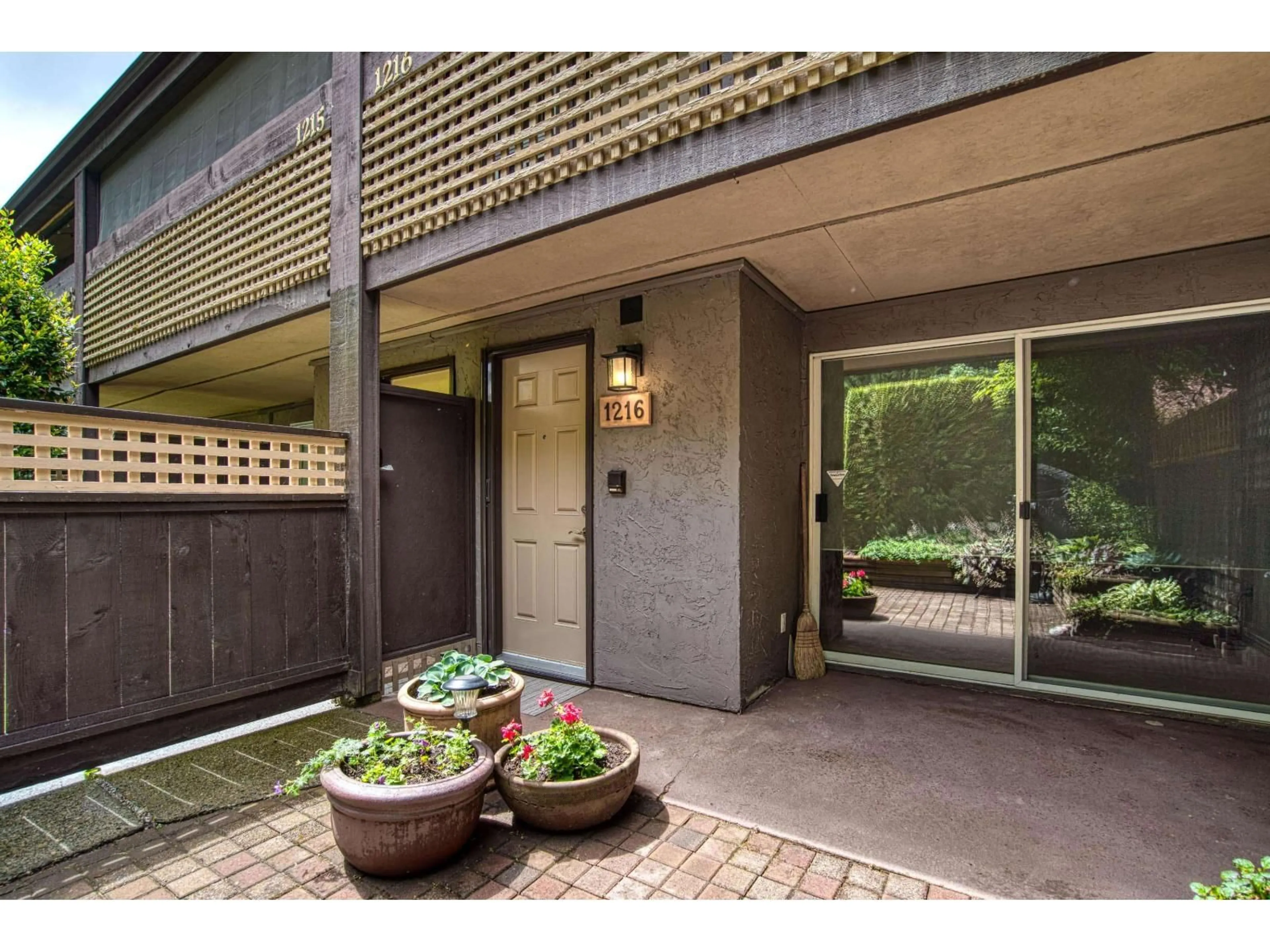 Indoor entryway for 1216 - 34909 OLD YALE ROAD, Abbotsford British Columbia V3G2E7