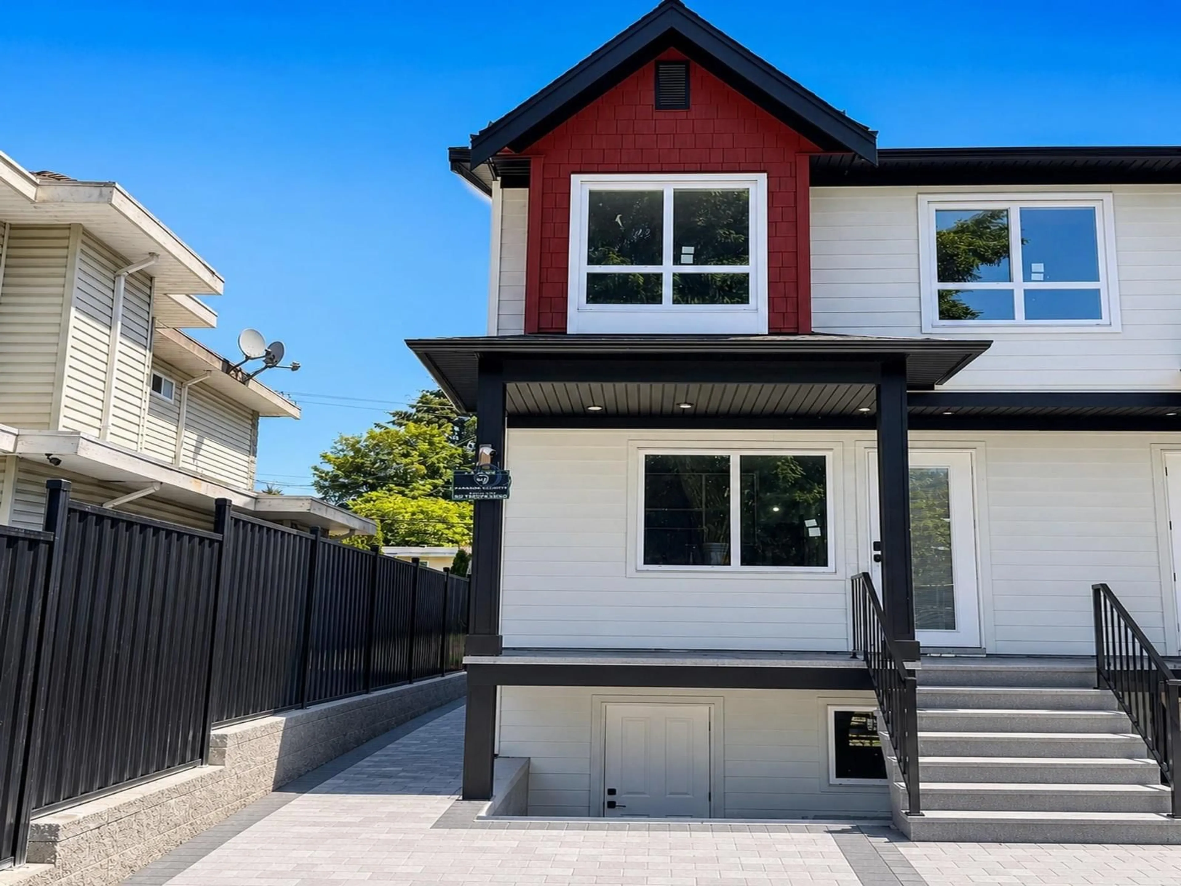 Home with vinyl exterior material, street for 102 - 10039 128 STREET, Surrey British Columbia V3T2Z1