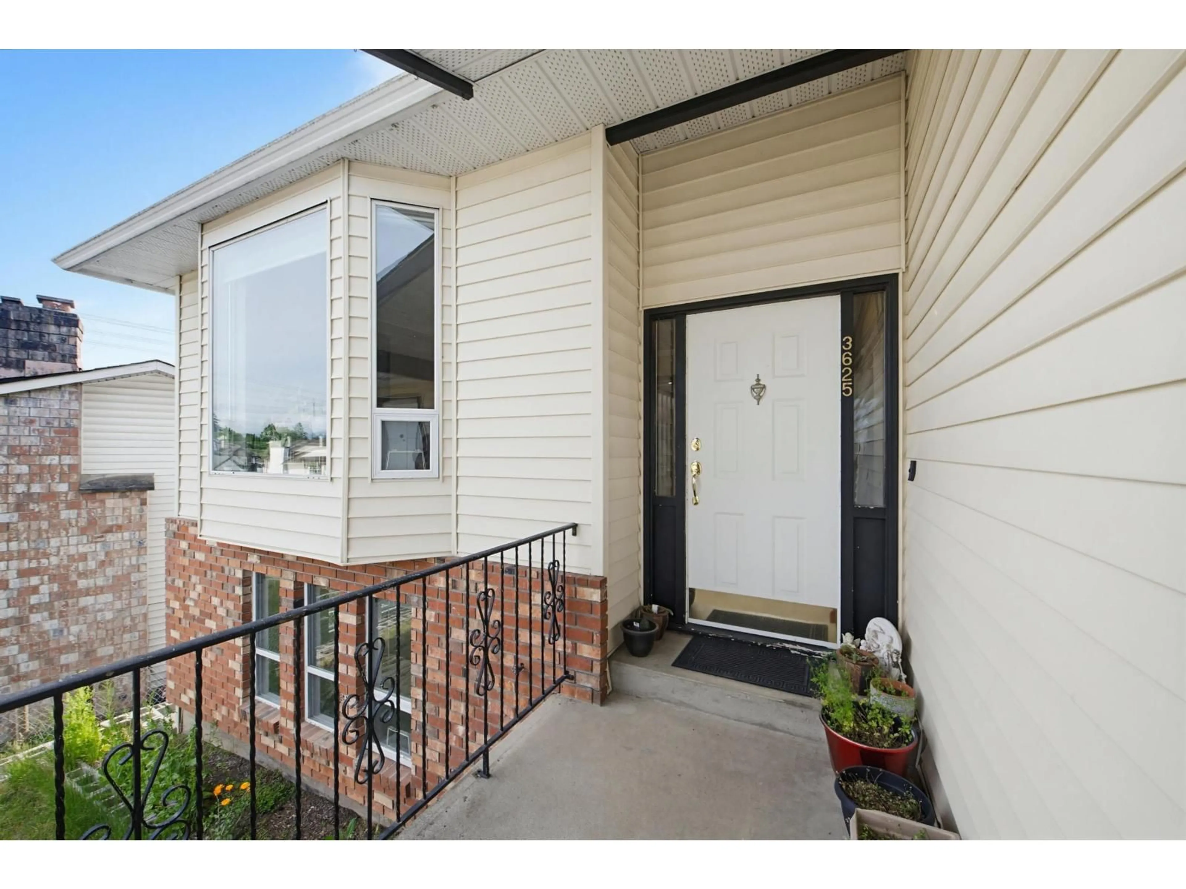 Indoor entryway for 3625 NOOTKA STREET, Abbotsford British Columbia V2T5A2