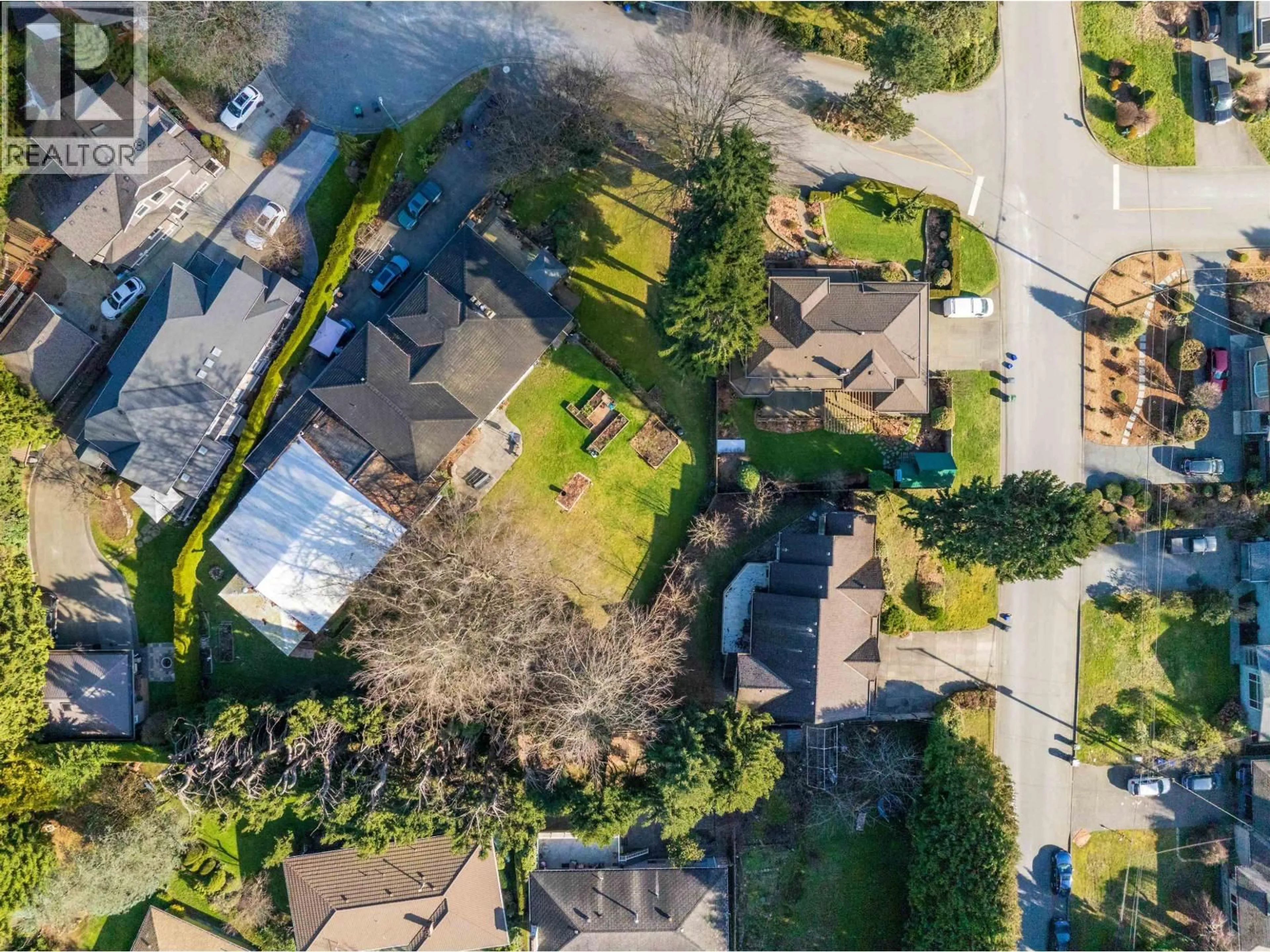 A pic from outside/outdoor area/front of a property/back of a property/a pic from drone, street for 525 PERTH AVENUE, Coquitlam British Columbia V3J7V1