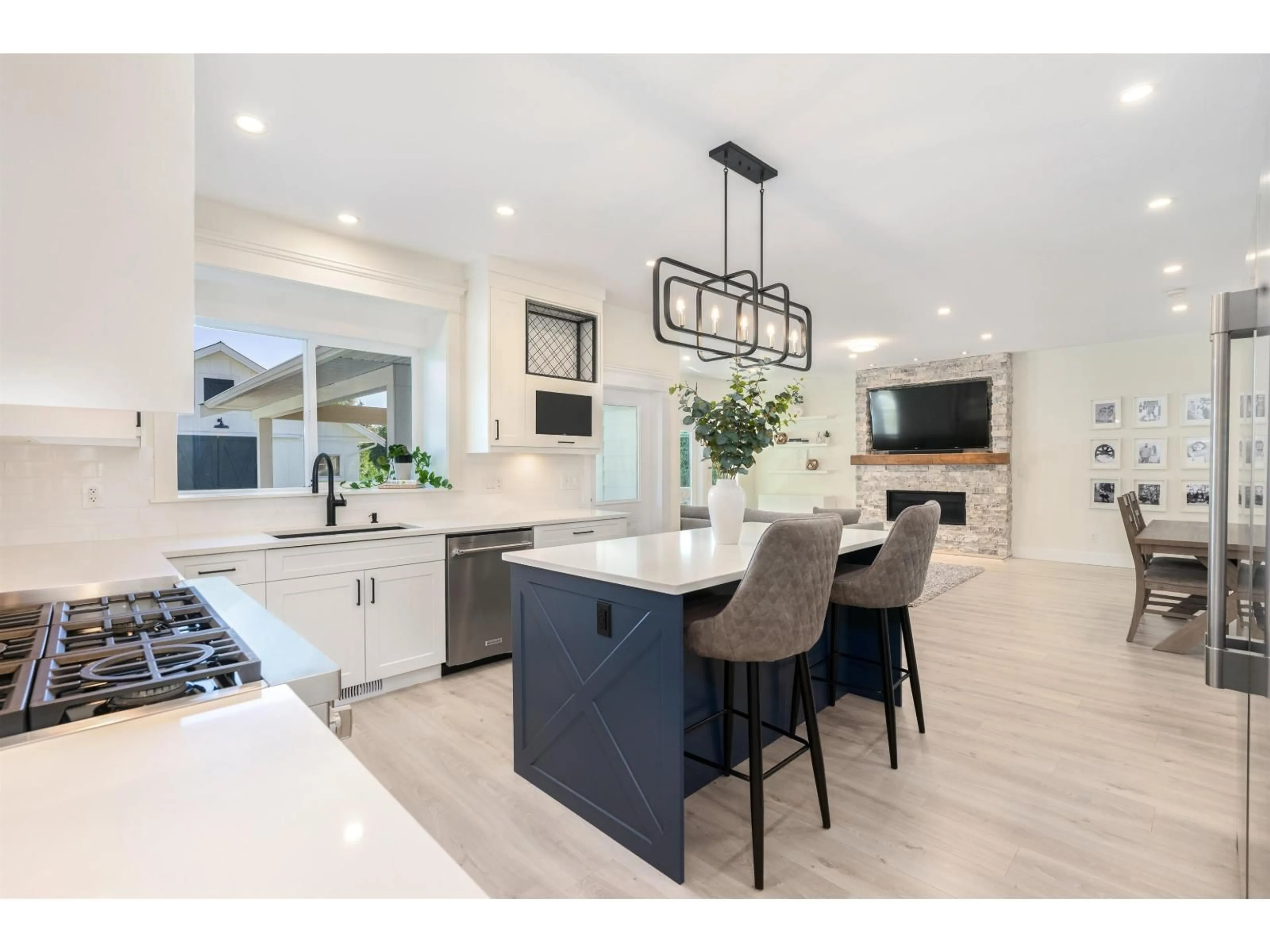 Open concept kitchen, ceramic/tile floor for 22872 76A AVENUE, Langley British Columbia V1M2J5