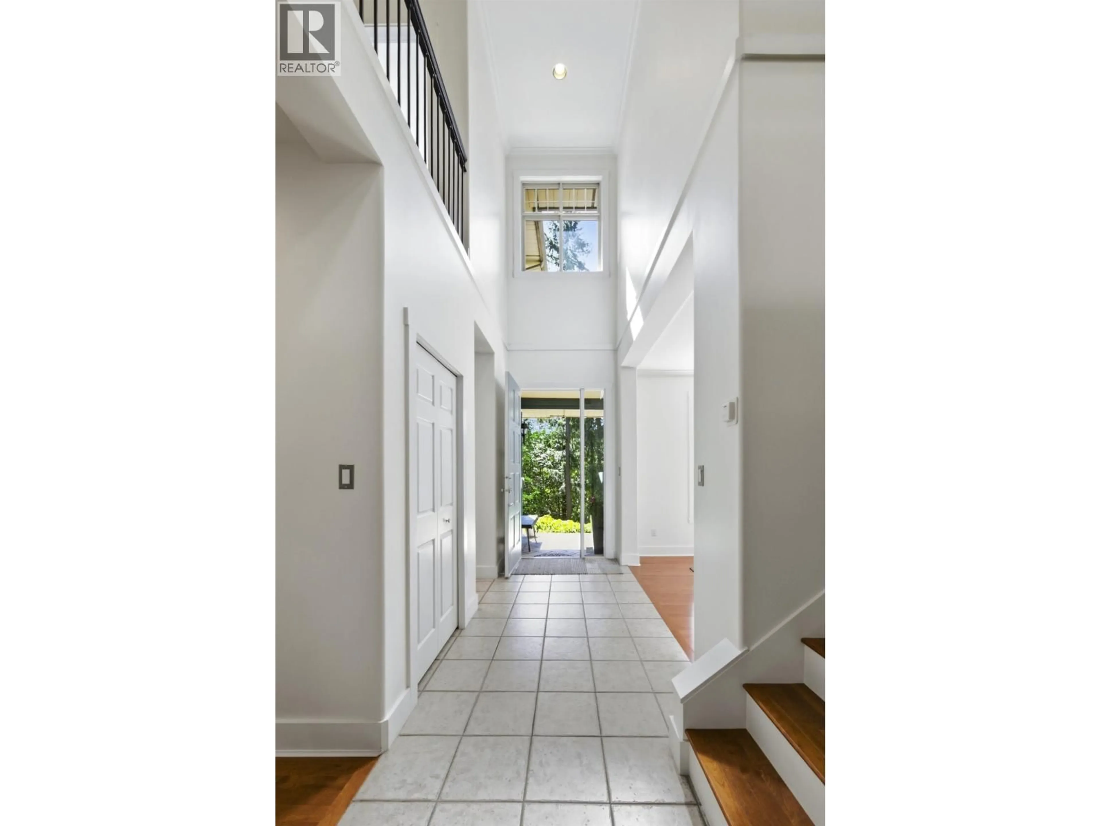 Indoor foyer for 5780 CRANLEY DRIVE, West Vancouver British Columbia V7W1S8