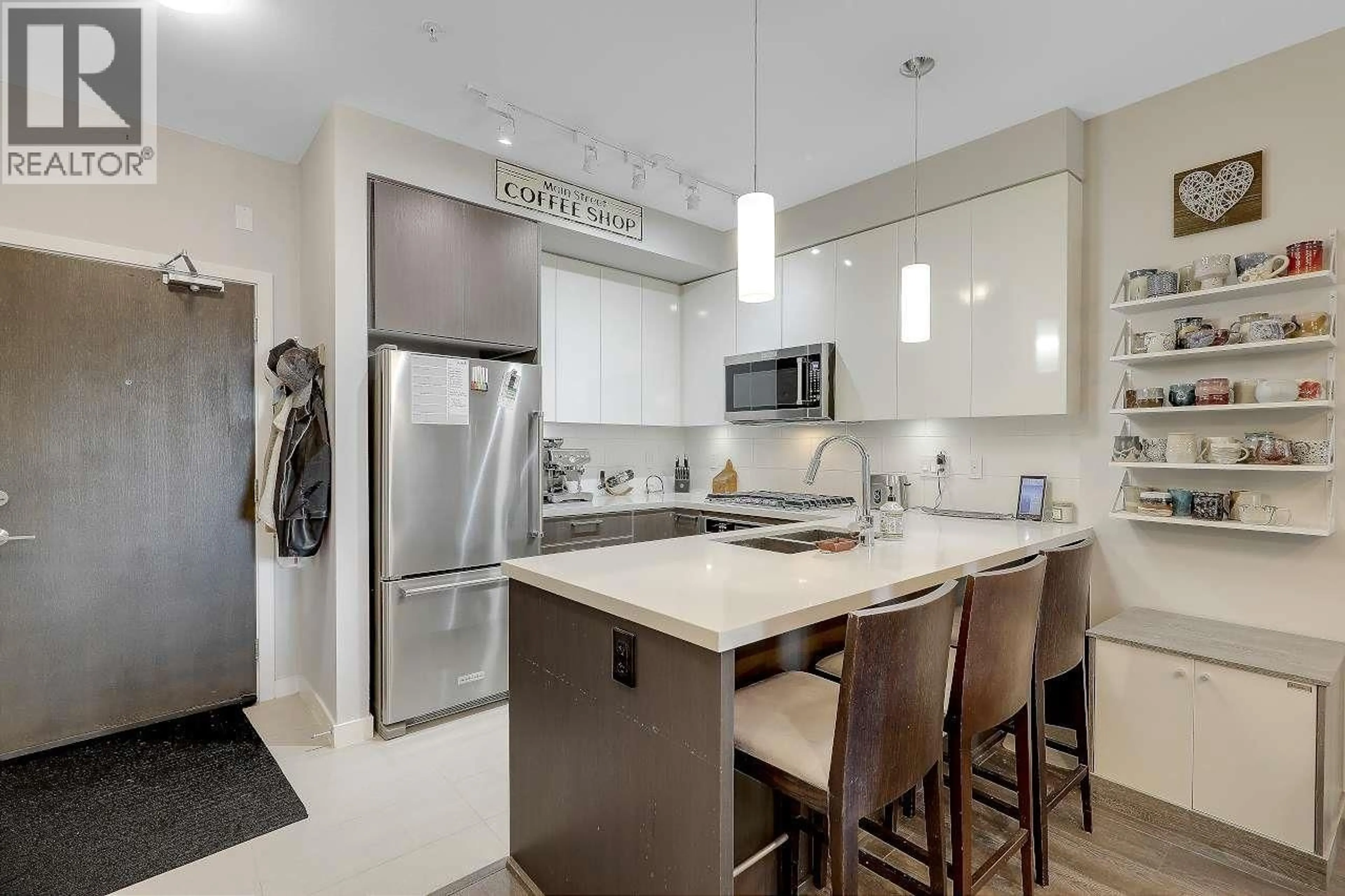 Open concept kitchen, ceramic/tile floor for 123 - 22 EAST ROYAL AVENUE, New Westminster British Columbia V3L0H1