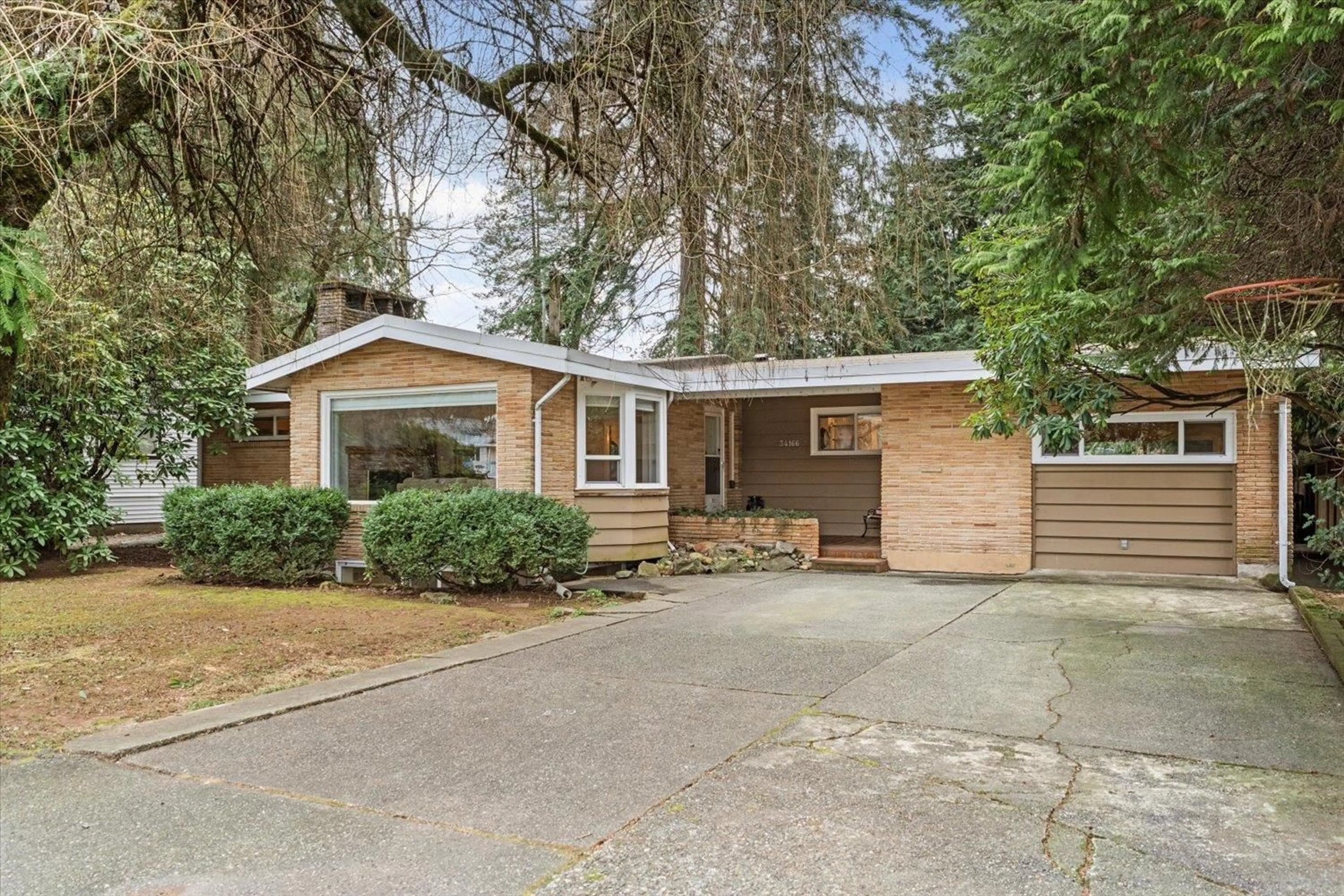 Home with vinyl exterior material, street for 34166 CEDAR AVENUE, Abbotsford British Columbia V2S2W1