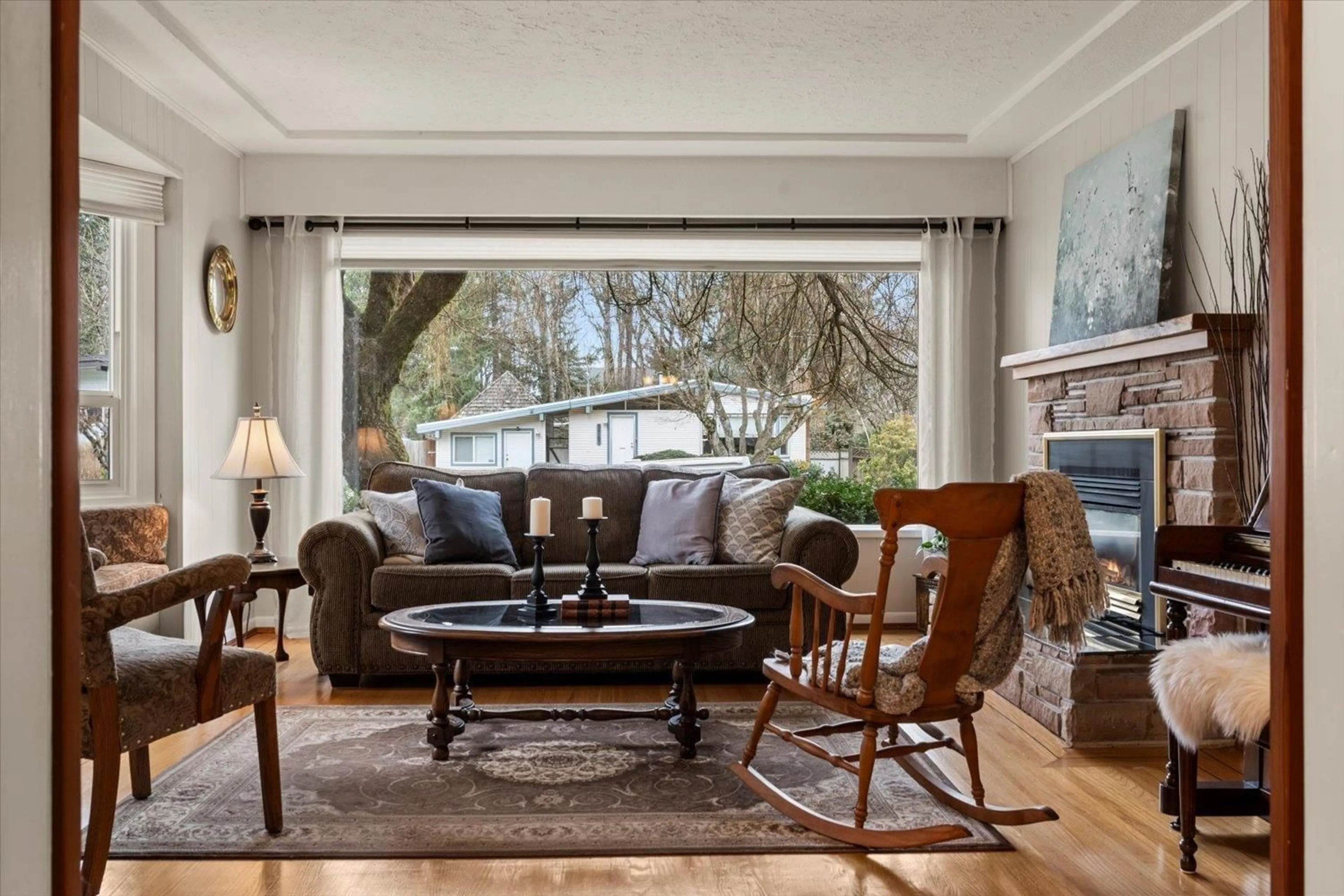Living room with furniture, unknown for 34166 CEDAR AVENUE, Abbotsford British Columbia V2S2W1
