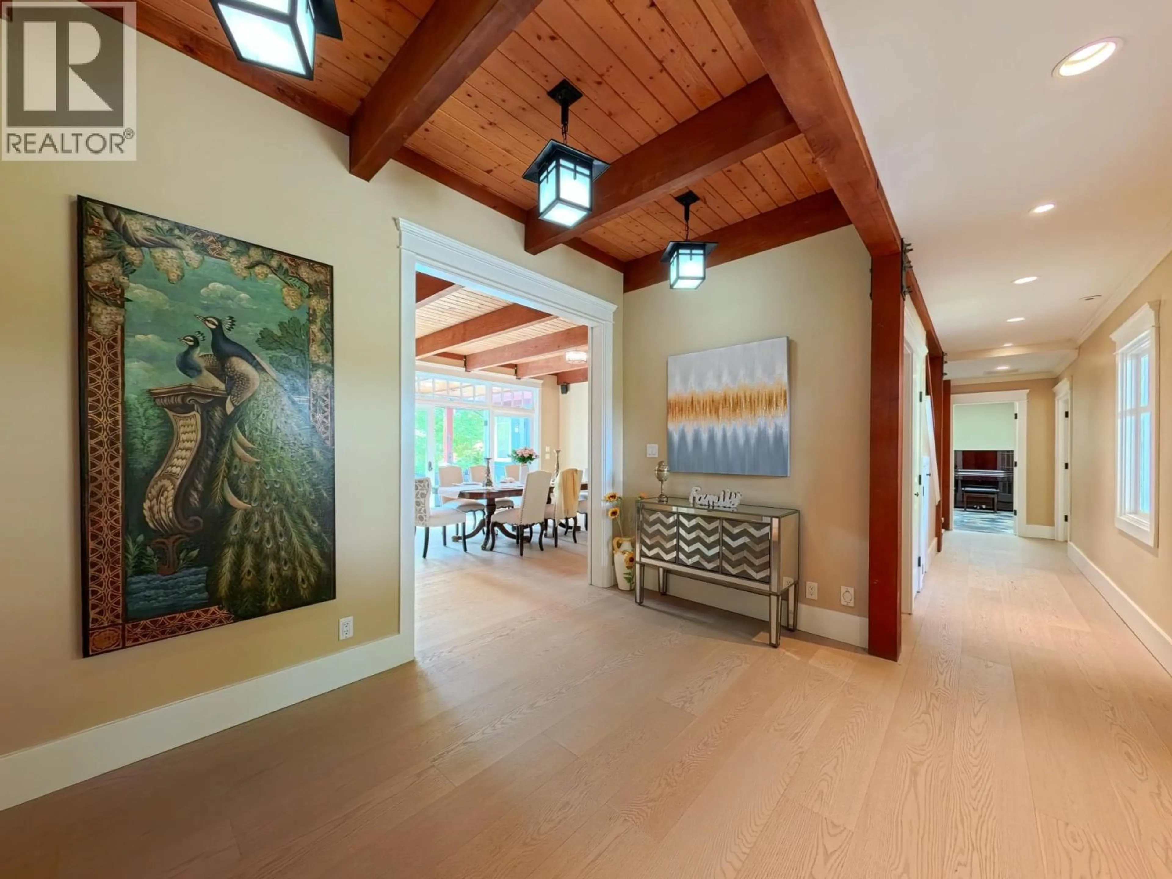 Indoor foyer for 366 KEITH ROAD, West Vancouver British Columbia V7T1L7
