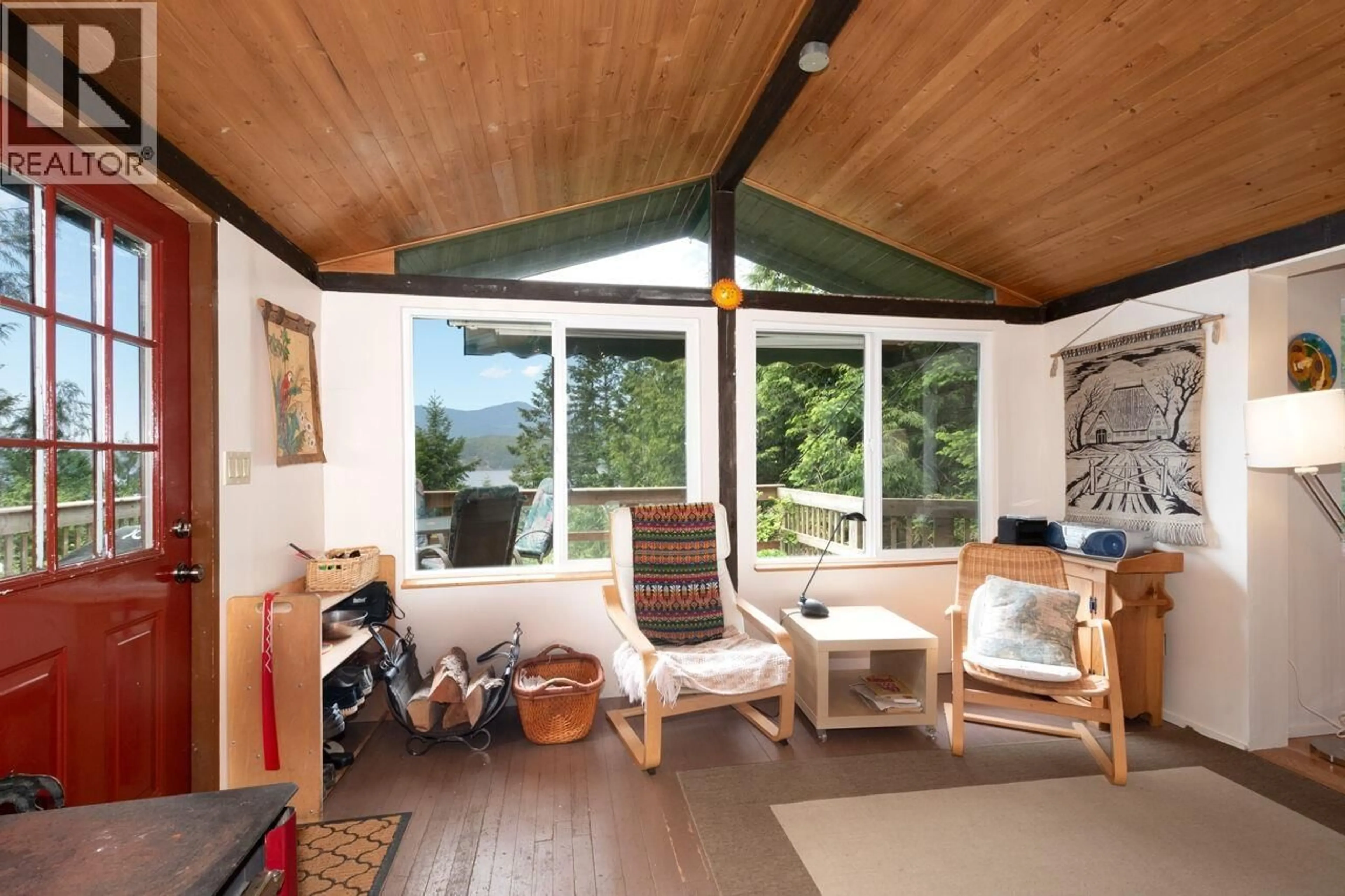 Living room with furniture, wood/laminate floor for 847 CAPTAIN'S WAY, Bowen Island British Columbia V0N1G2