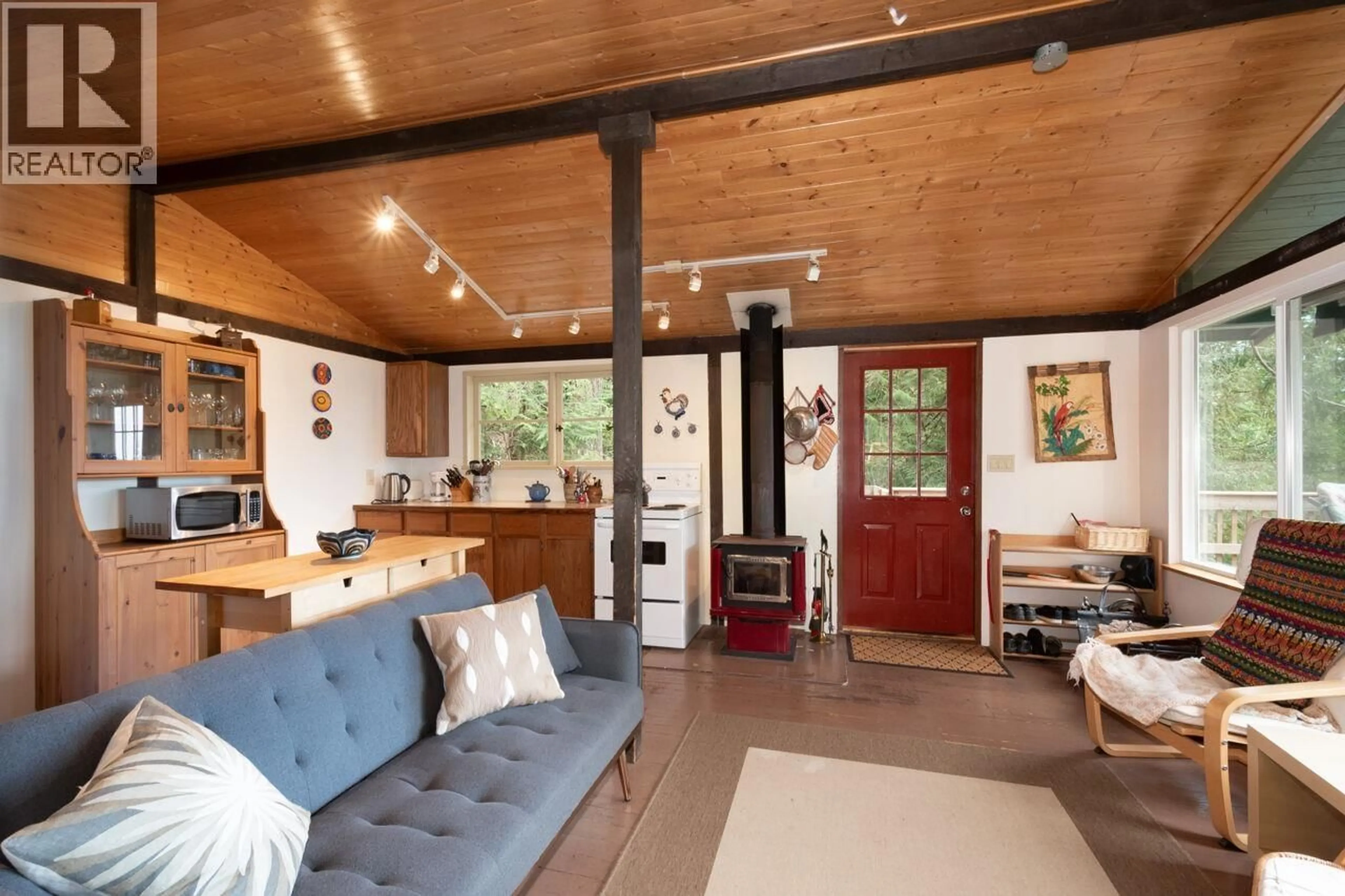 Open concept kitchen, wood/laminate floor for 847 CAPTAIN'S WAY, Bowen Island British Columbia V0N1G2