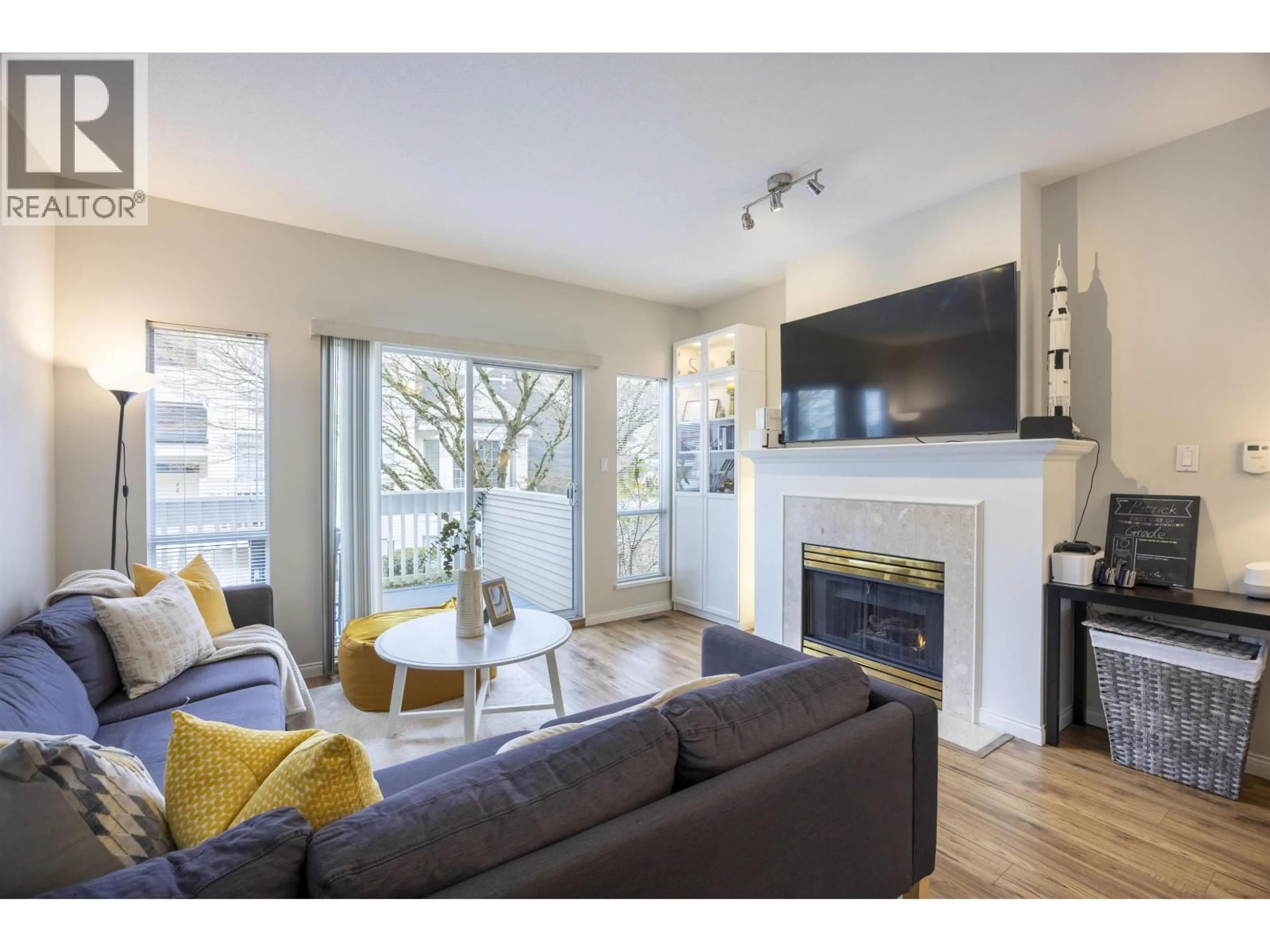 Living room with furniture, wood/laminate floor for 26 - 12500 MCNEELY DRIVE, Richmond British Columbia V6V2S4