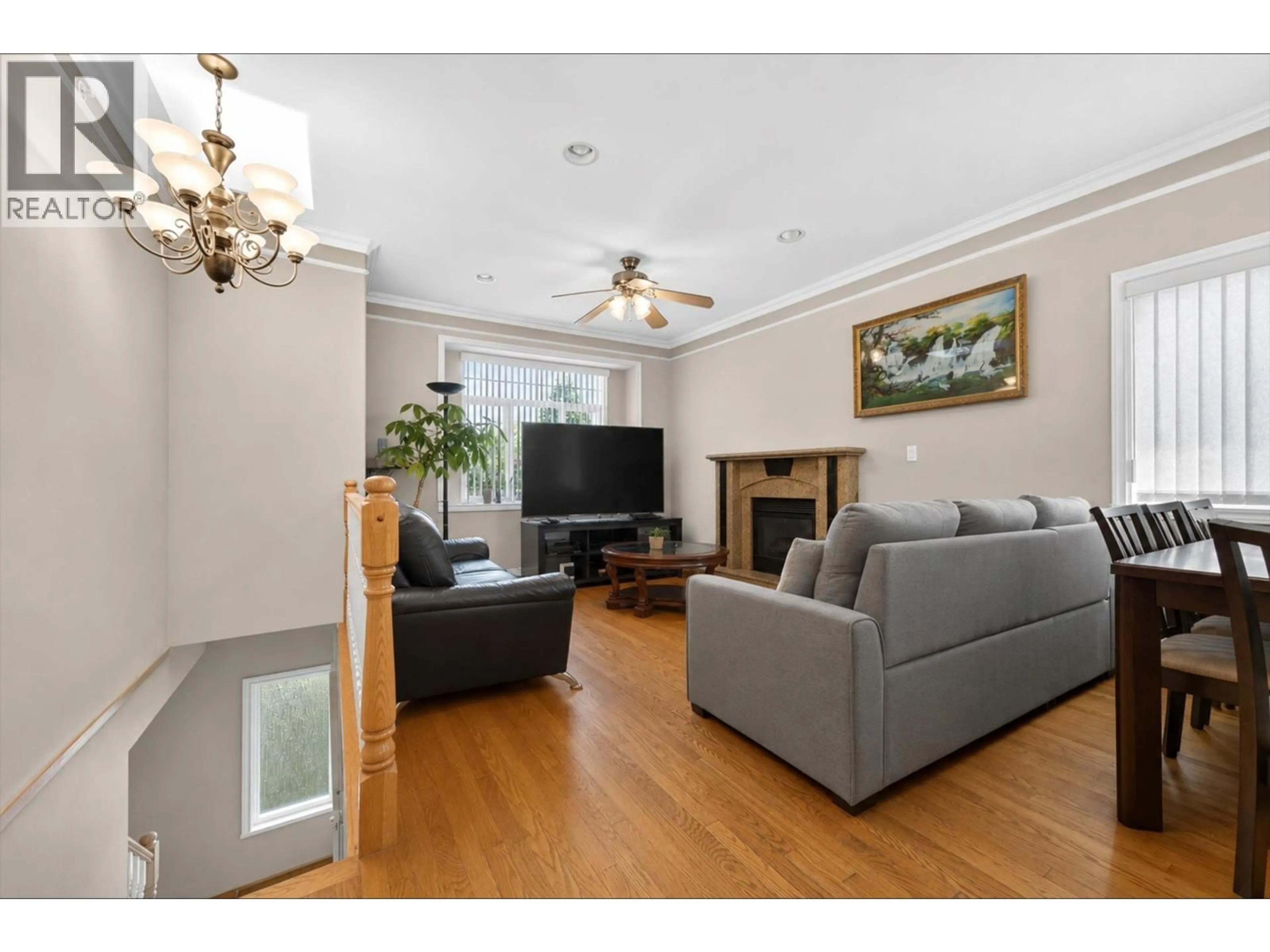 Living room with furniture, wood/laminate floor for 6959 CULLODEN STREET, Vancouver British Columbia V5X4J6