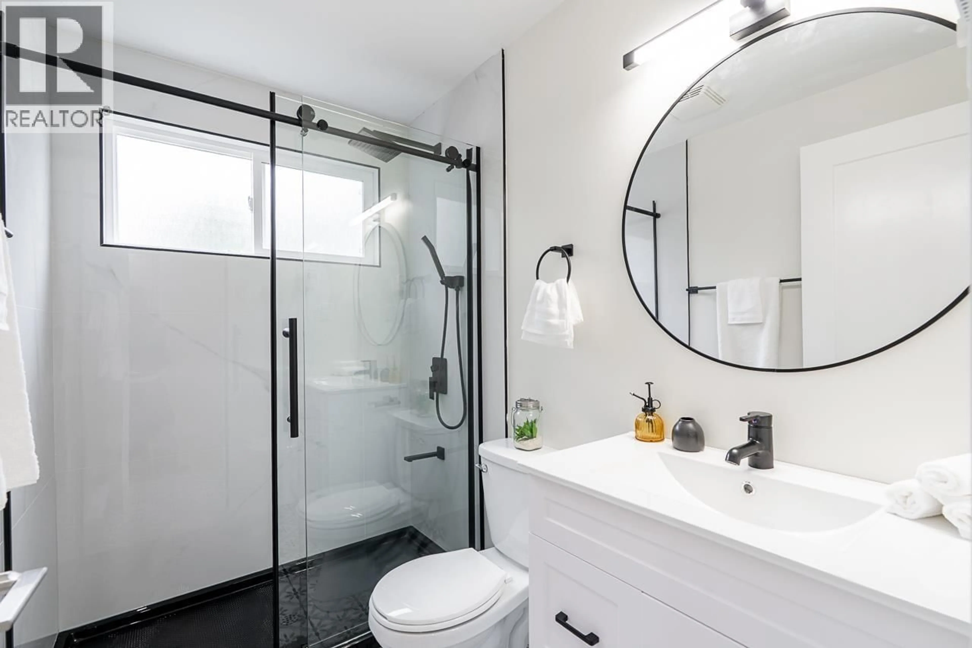 Contemporary bathroom, ceramic/tile floor for 2520 GORDON AVENUE, Port Coquitlam British Columbia V3C2K4