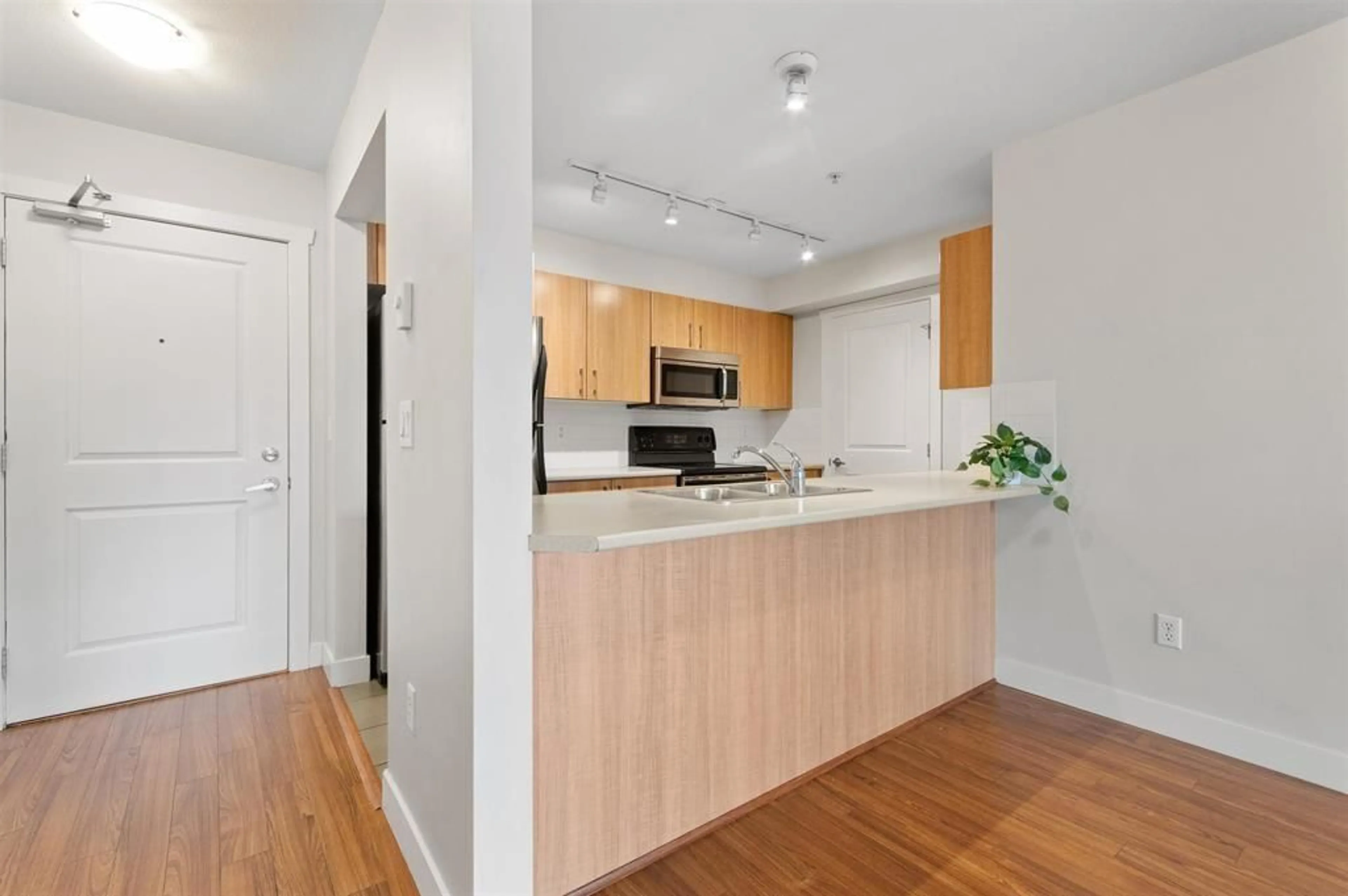 Standard kitchen, wood/laminate floor for 108 - 45555 YALE ROAD, Chilliwack British Columbia V2P0A9