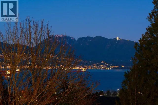 4426 4TH AVENUE, Vancouver 3