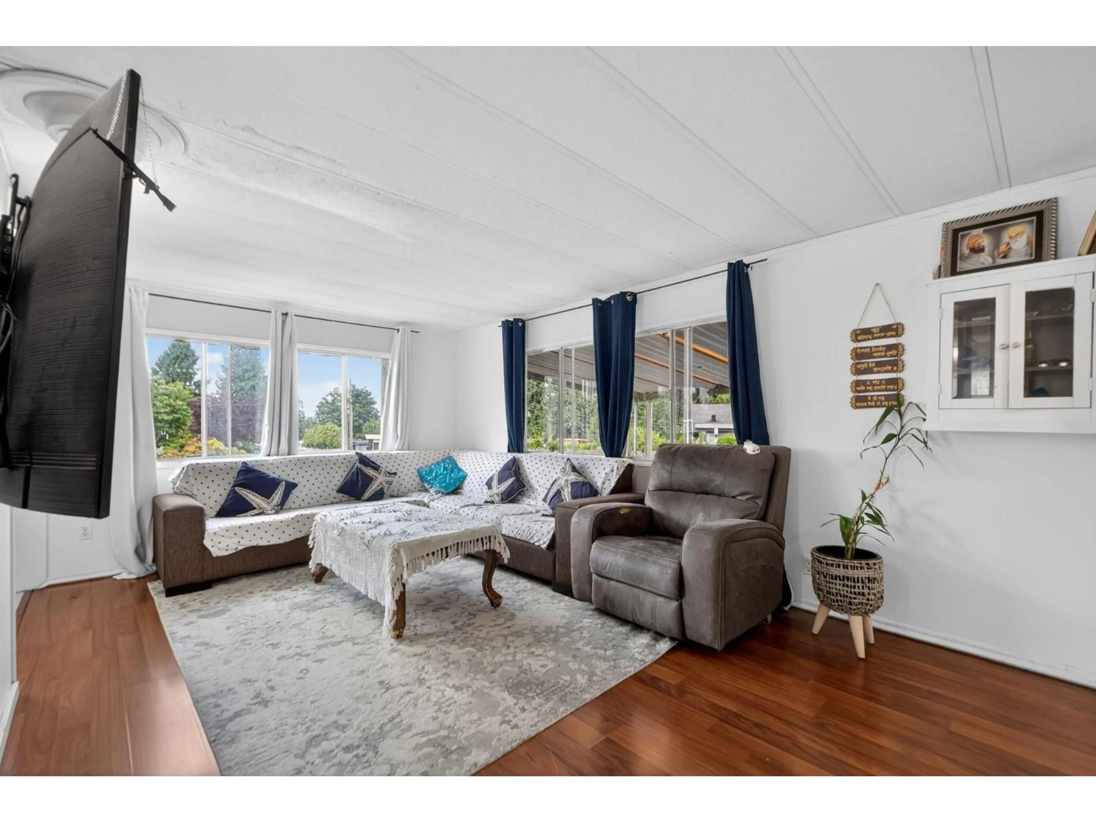 Living room with furniture, wood/laminate floor for 1 - 31522 MONARCH COURT, Abbotsford British Columbia V2T6M5