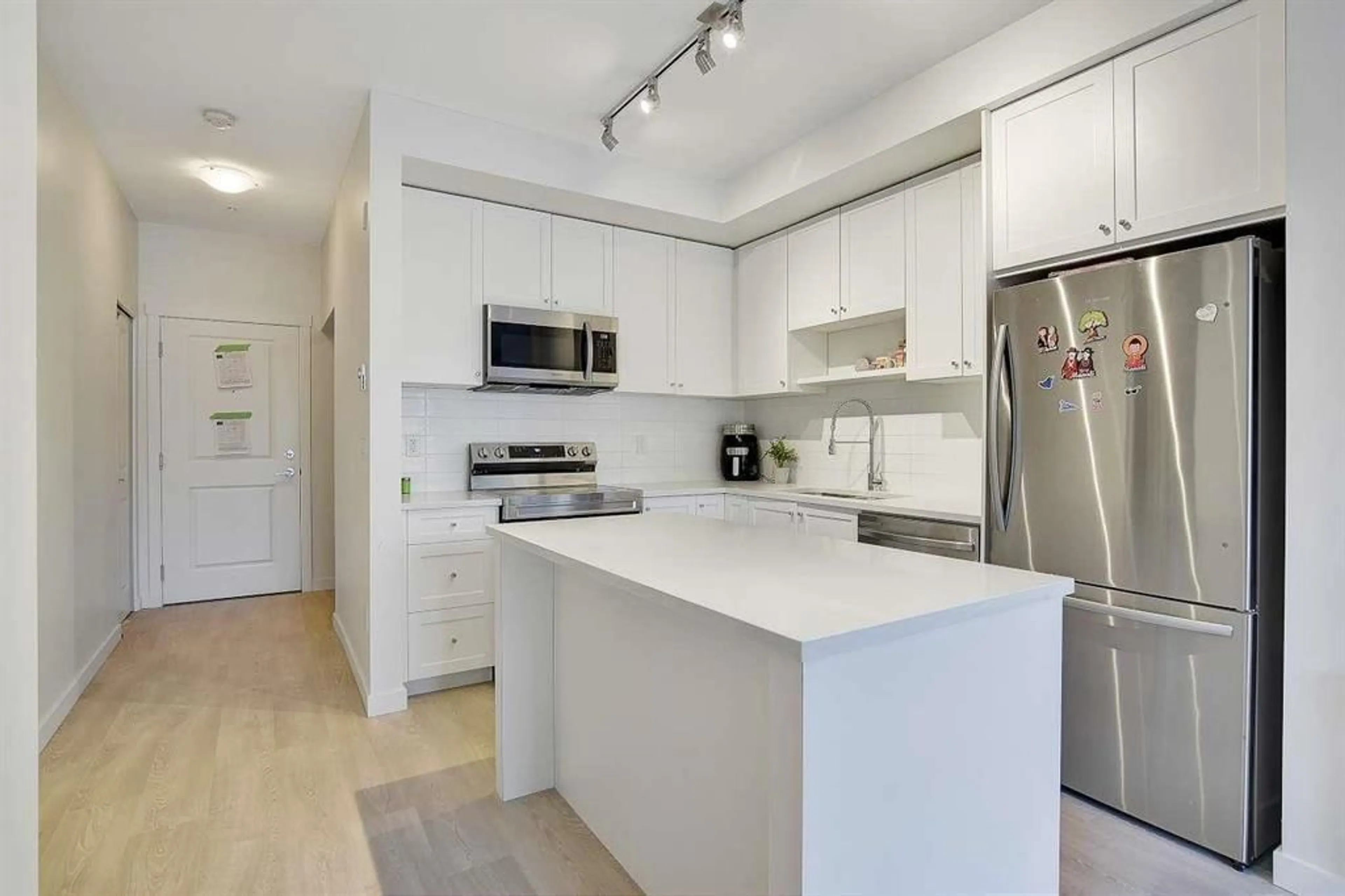 Standard kitchen, unknown for 206 - 13623 81A AVENUE, Surrey British Columbia V3W3N7