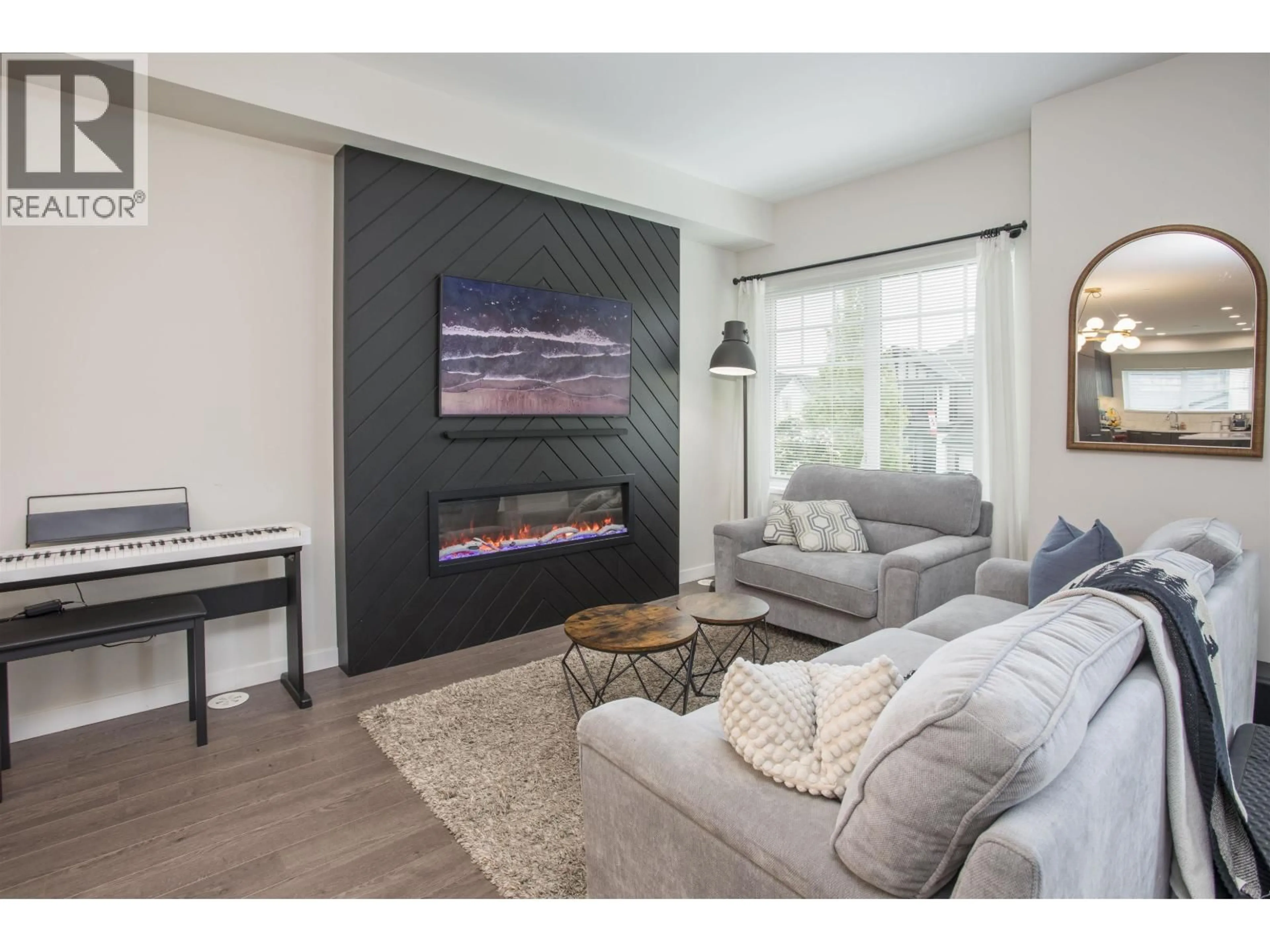 Living room with furniture, unknown for 13 - 19451 SUTTON AVENUE, Pitt Meadows British Columbia V3Y0G6