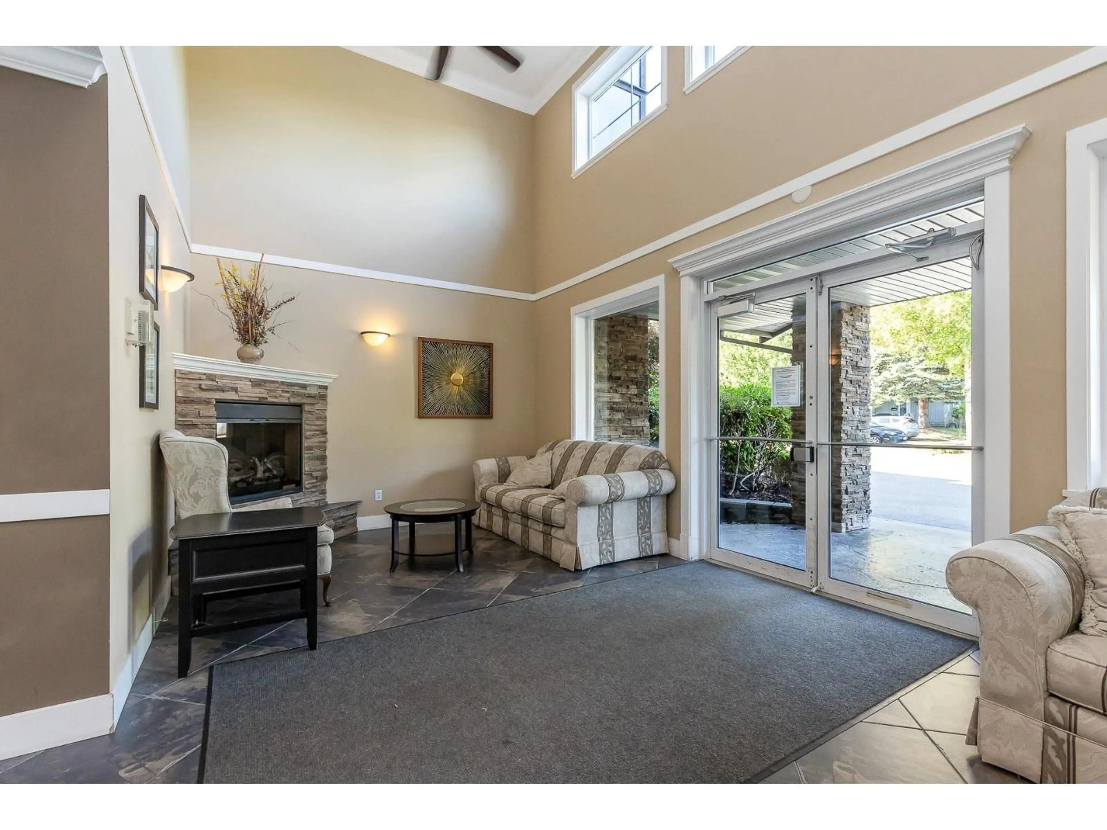 Indoor foyer for 305 - 2038 SANDALWOOD CRESCENT, Abbotsford British Columbia V2S3H6