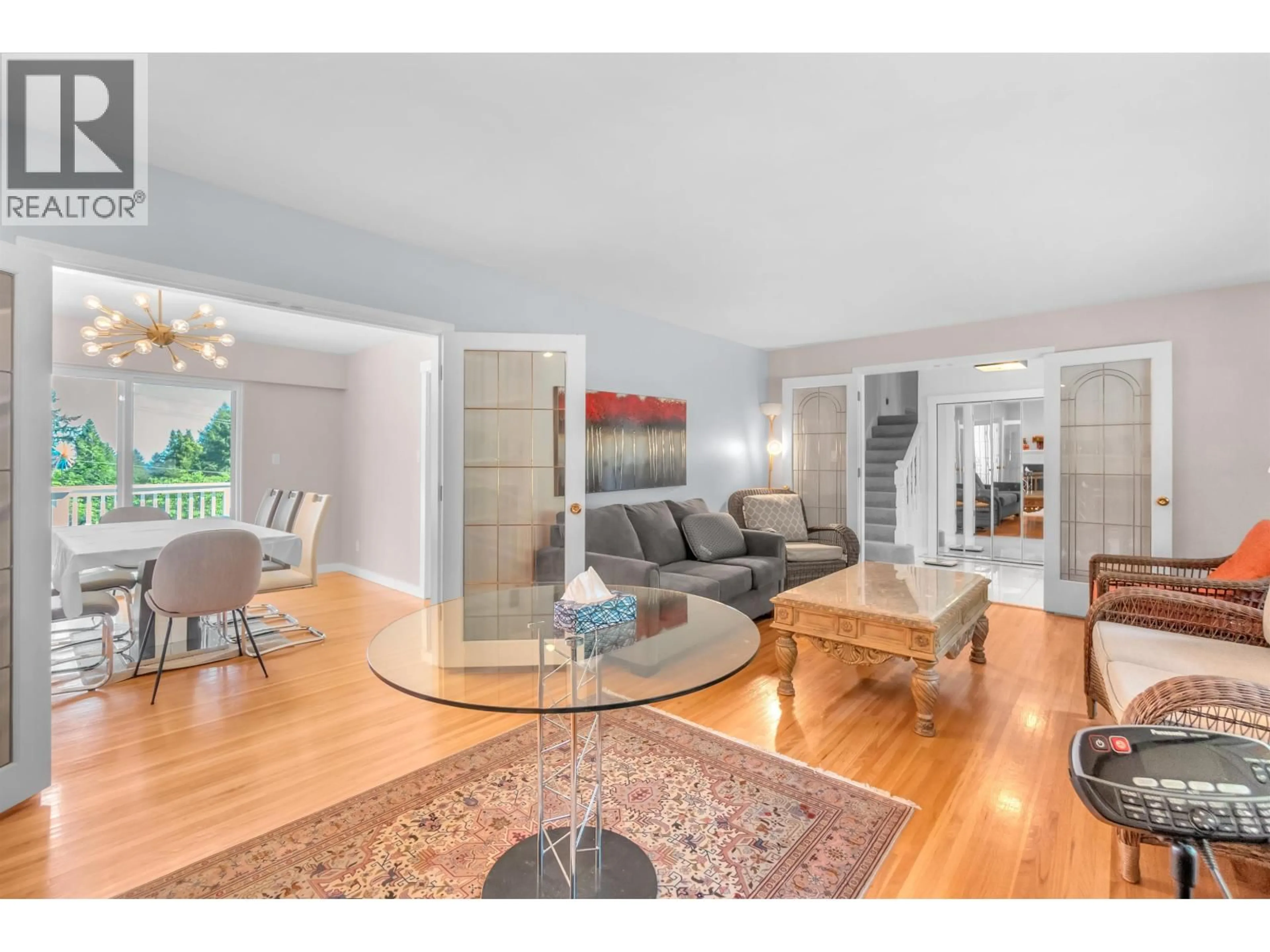 Living room with furniture, wood/laminate floor for 670 ST. ANDREWS ROAD, West Vancouver British Columbia V7S1V6