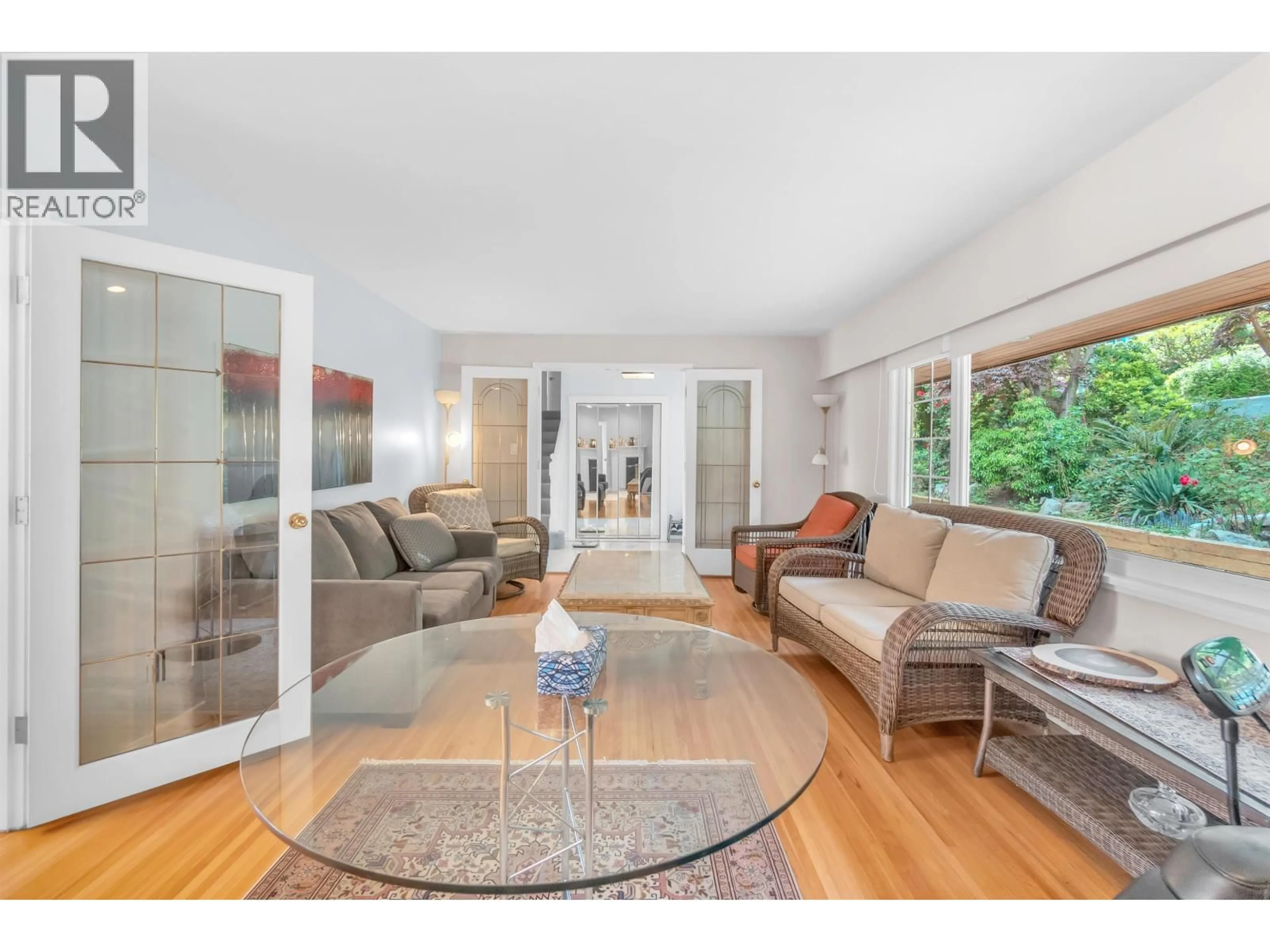 Living room with furniture, wood/laminate floor for 670 ST. ANDREWS ROAD, West Vancouver British Columbia V7S1V6