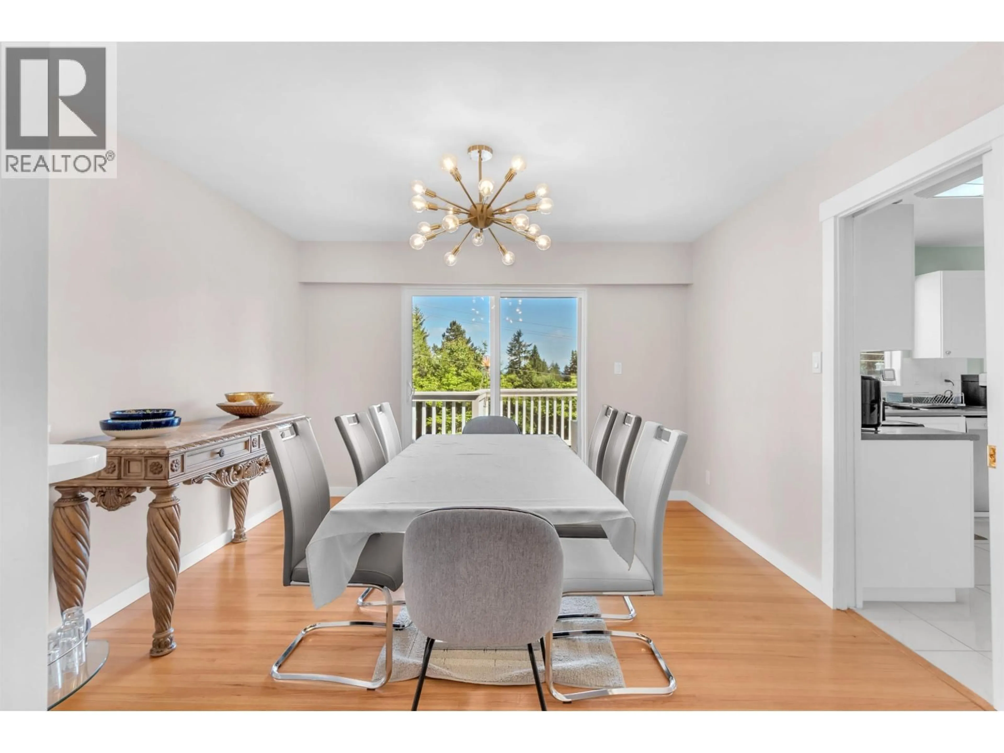 Dining room, wood/laminate floor for 670 ST. ANDREWS ROAD, West Vancouver British Columbia V7S1V6