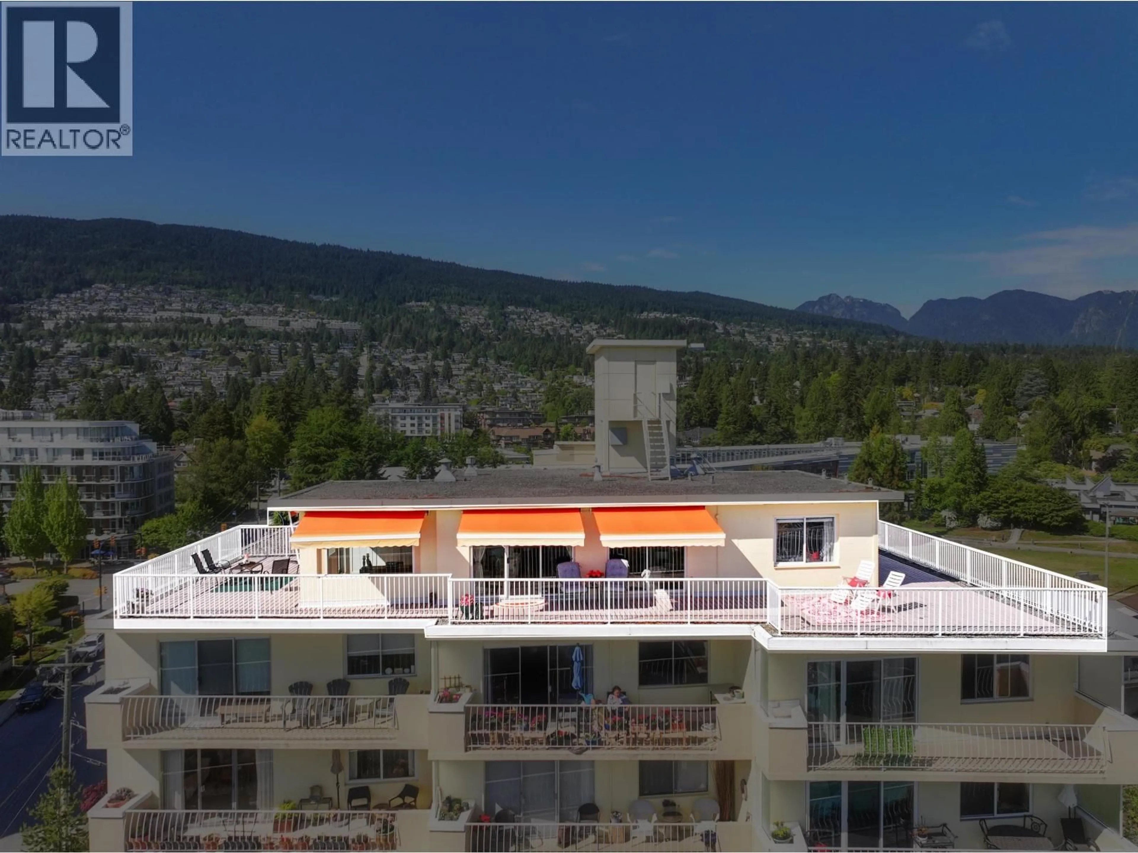 A pic from outside/outdoor area/front of a property/back of a property/a pic from drone, mountain view for 801 - 2187 BELLEVUE AVENUE, West Vancouver British Columbia V7V1C2