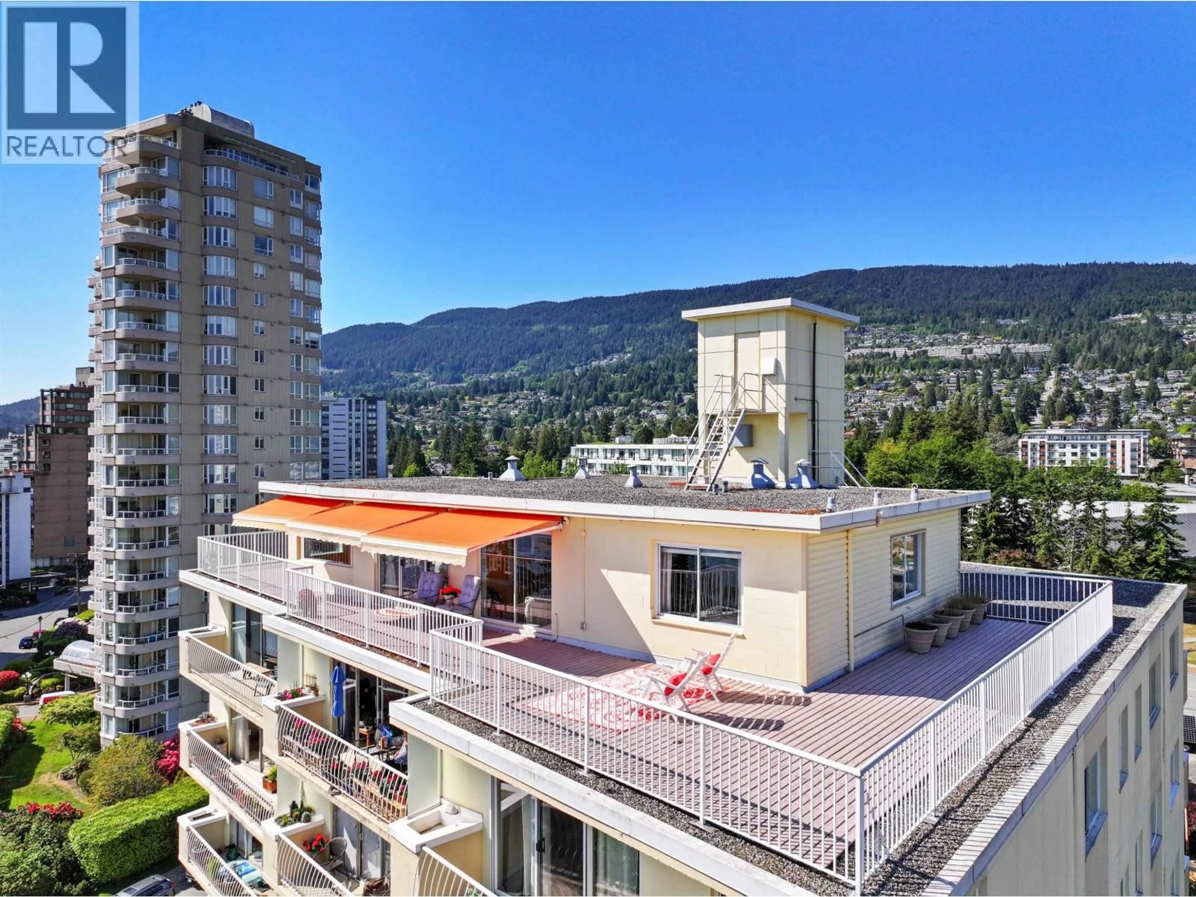 A pic from outside/outdoor area/front of a property/back of a property/a pic from drone, city buildings view from balcony for 801 - 2187 BELLEVUE AVENUE, West Vancouver British Columbia V7V1C2