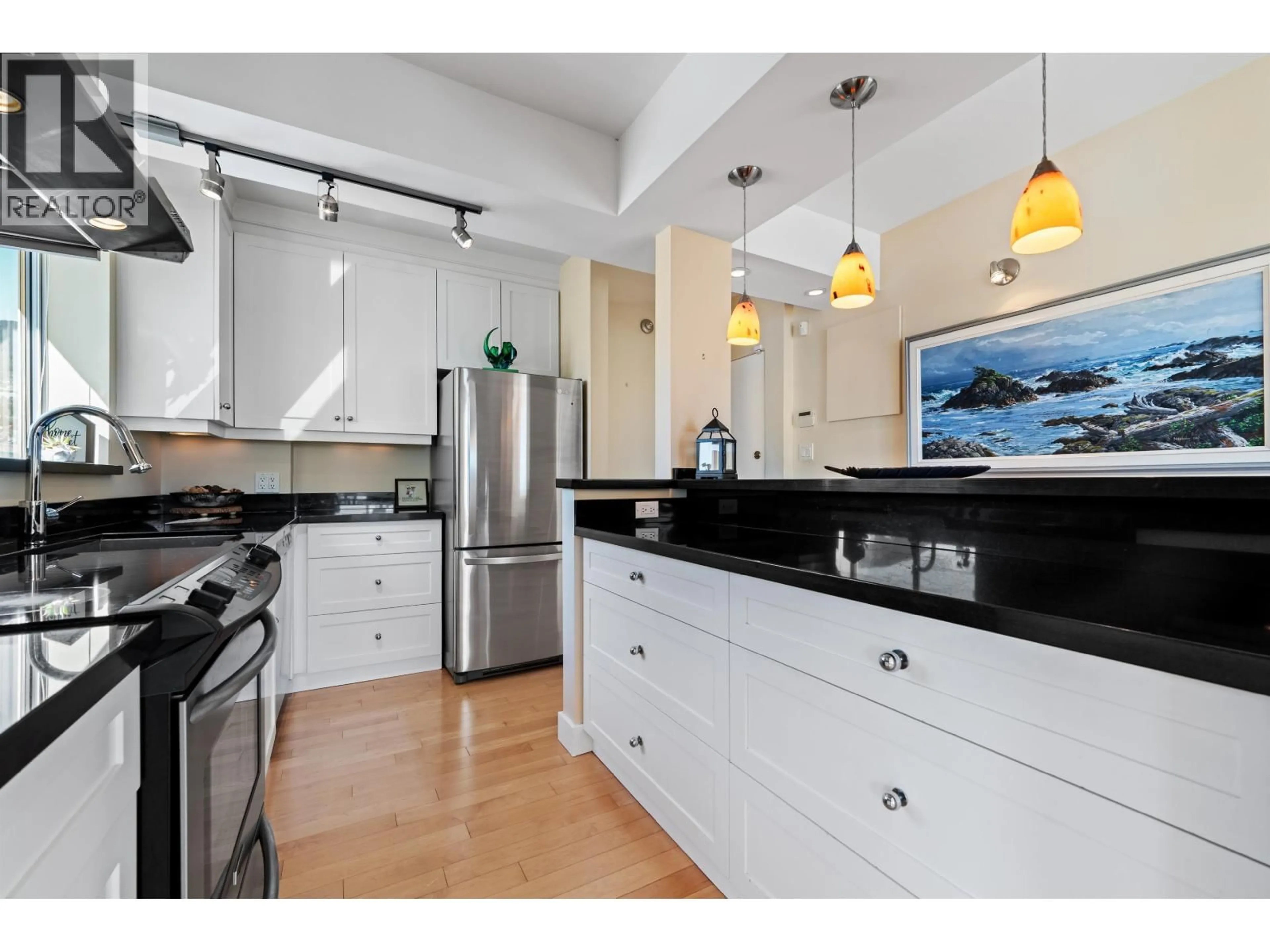 Open concept kitchen, ceramic/tile floor for 801 - 2187 BELLEVUE AVENUE, West Vancouver British Columbia V7V1C2