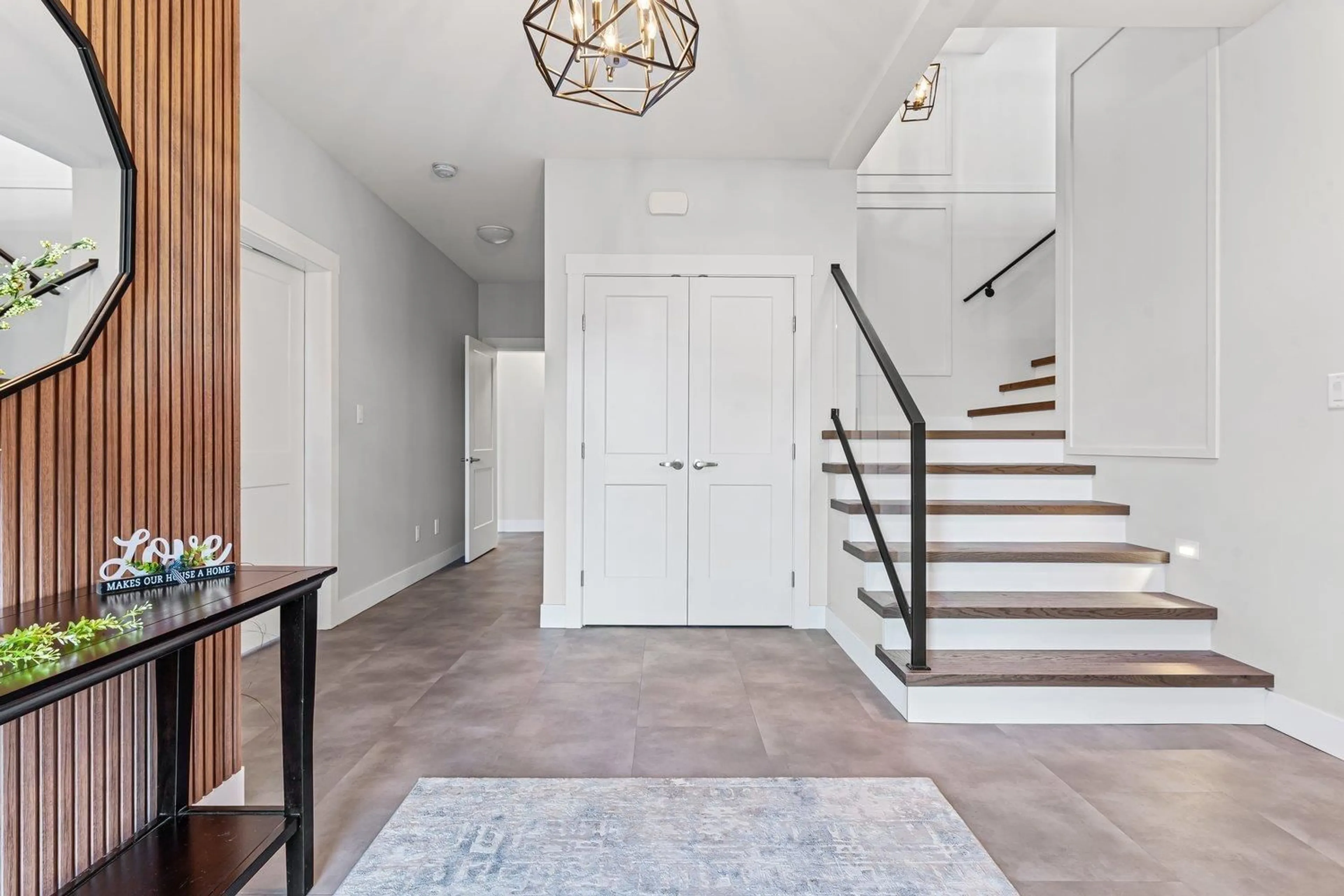Indoor entryway for 232 - 51075 FALLS COURT, Chilliwack British Columbia V4Z1K7