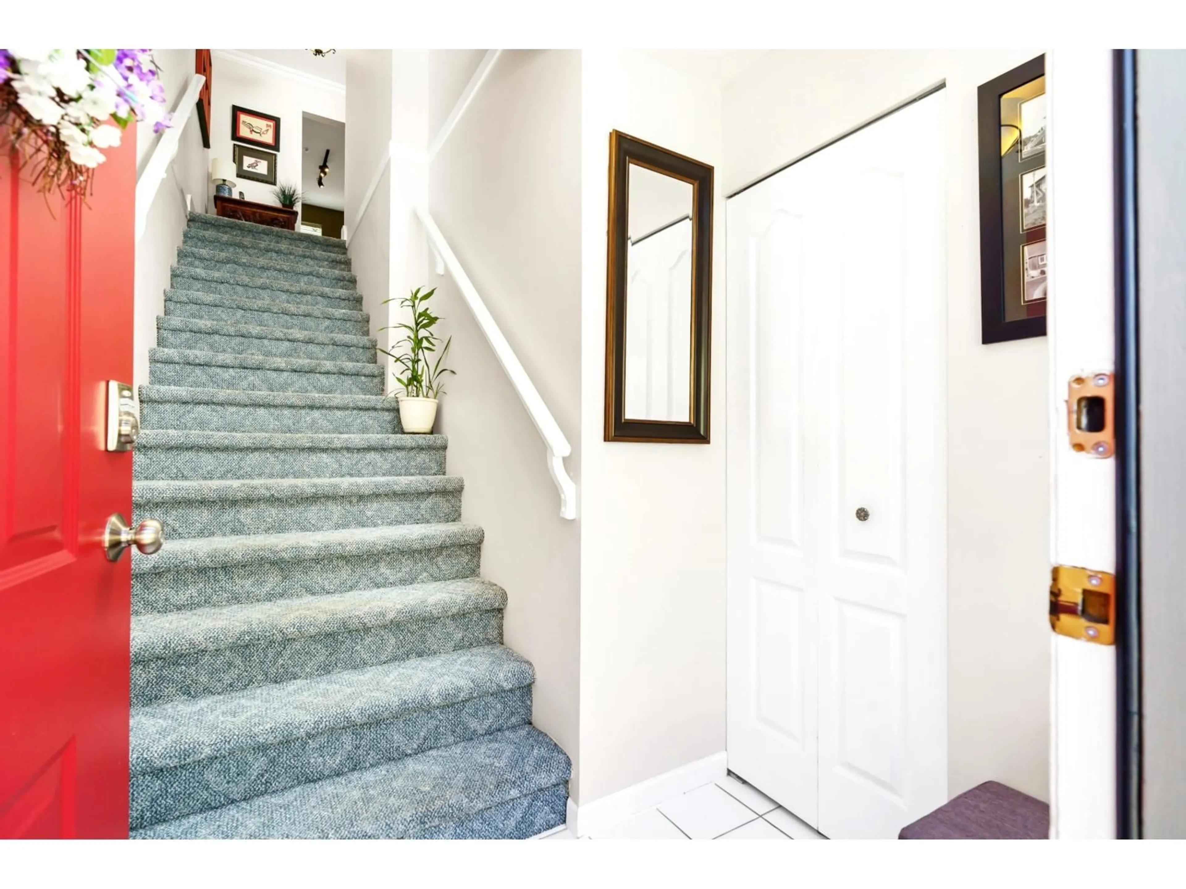 Indoor foyer for 102 - 33344 2ND AVENUE, Mission British Columbia V2V1K3
