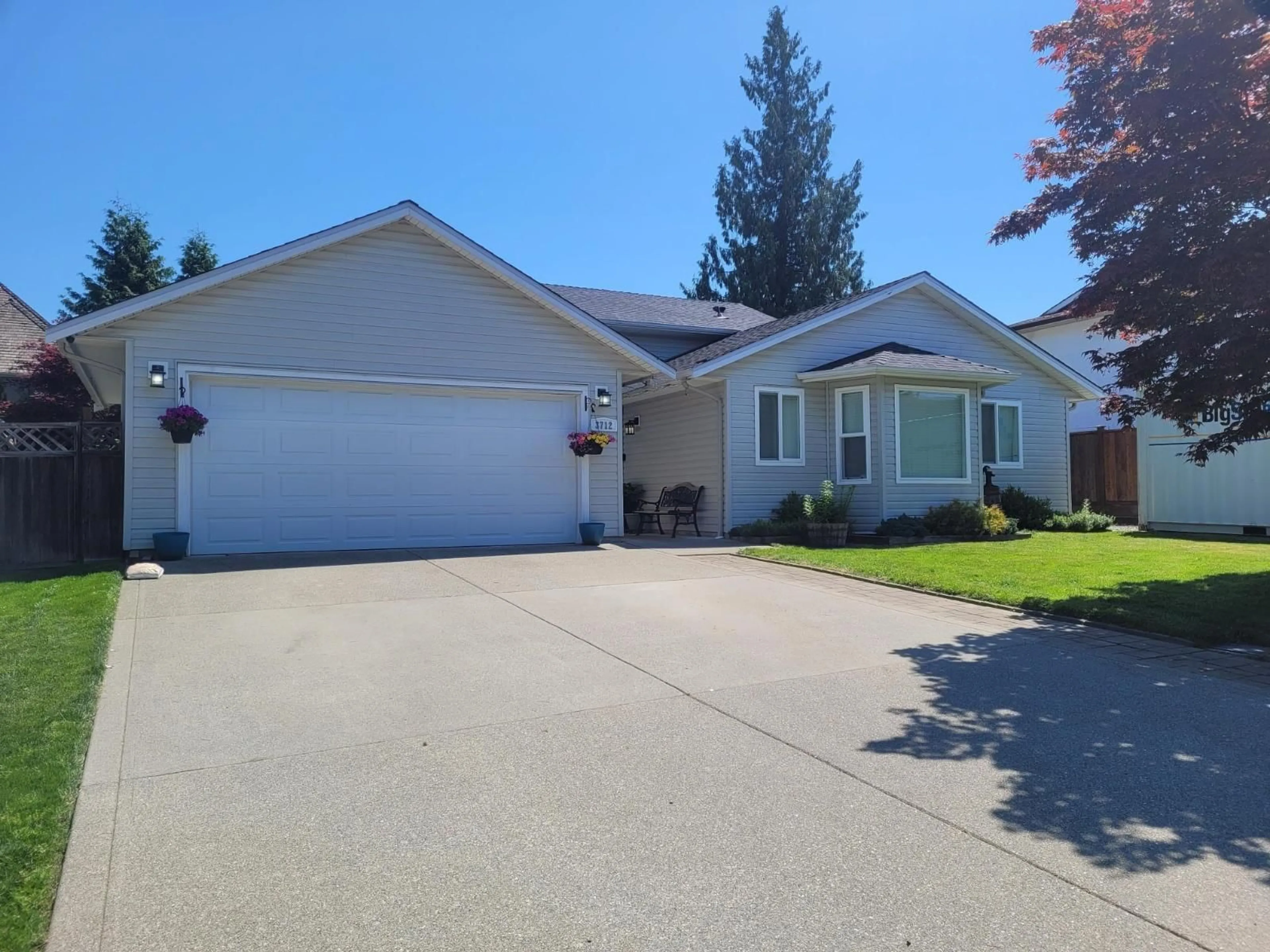 Home with vinyl exterior material, street for 3712 DUNSMUIR WAY, Abbotsford British Columbia V2S6J2