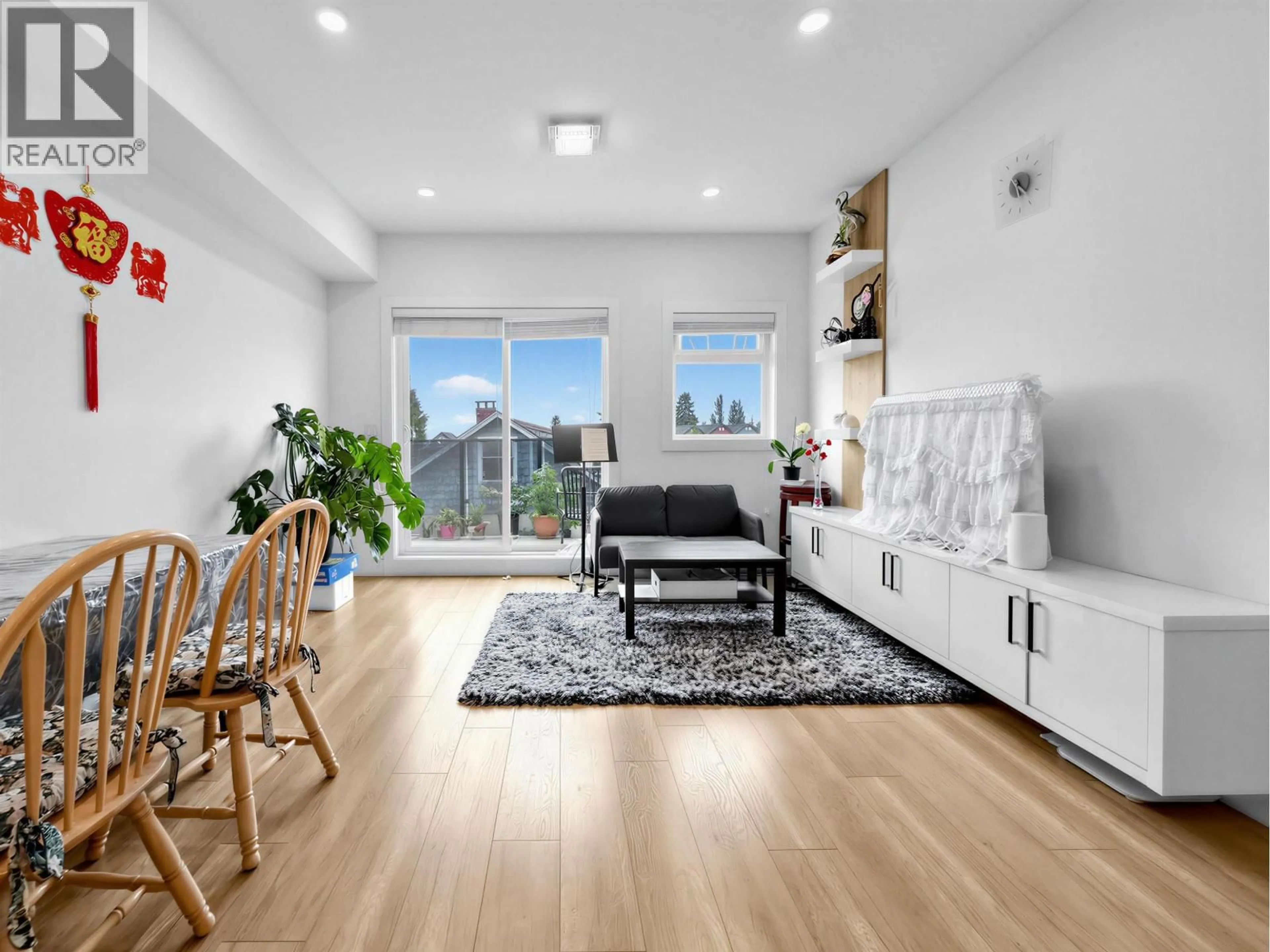 Living room with furniture, wood/laminate floor for 15 - 6288 BERESFORD STREET, Burnaby British Columbia V5J1K2