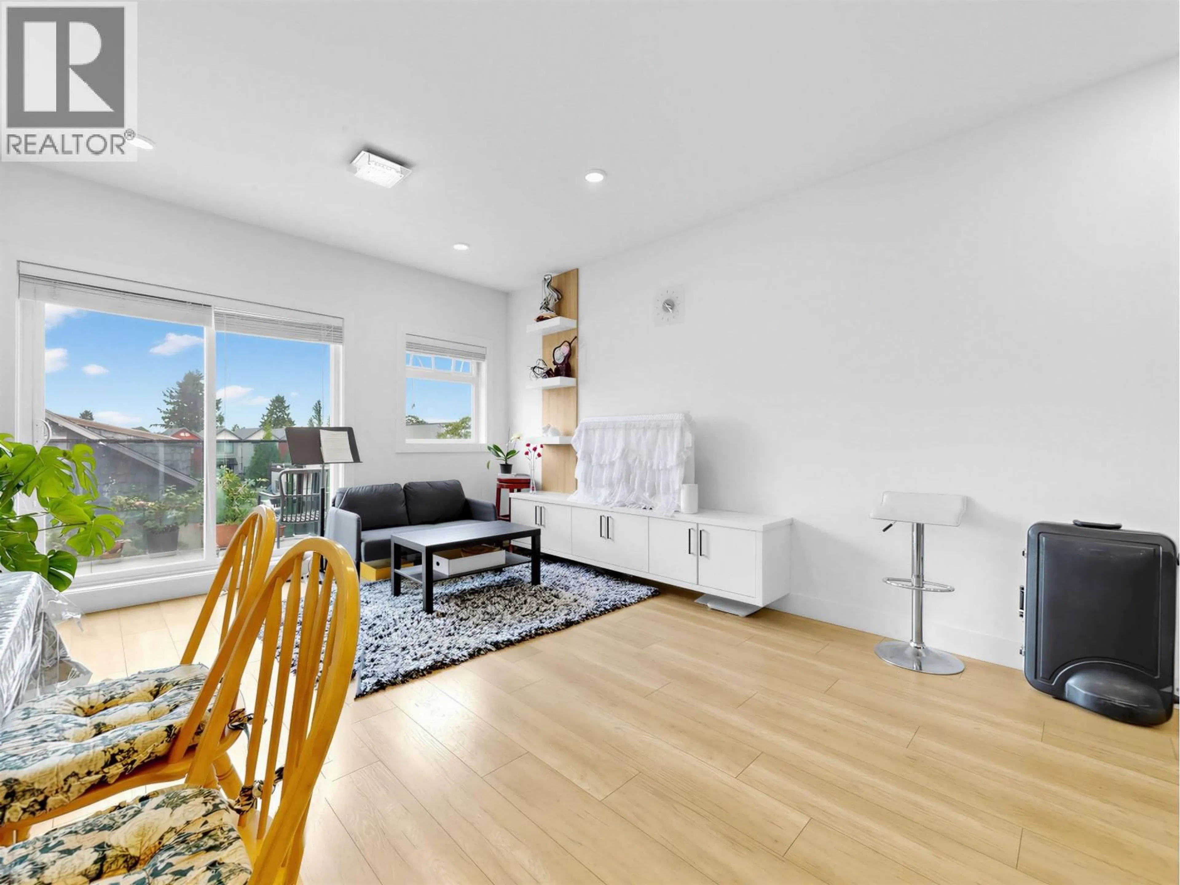 Living room with furniture, wood/laminate floor for 15 - 6288 BERESFORD STREET, Burnaby British Columbia V5J1K2