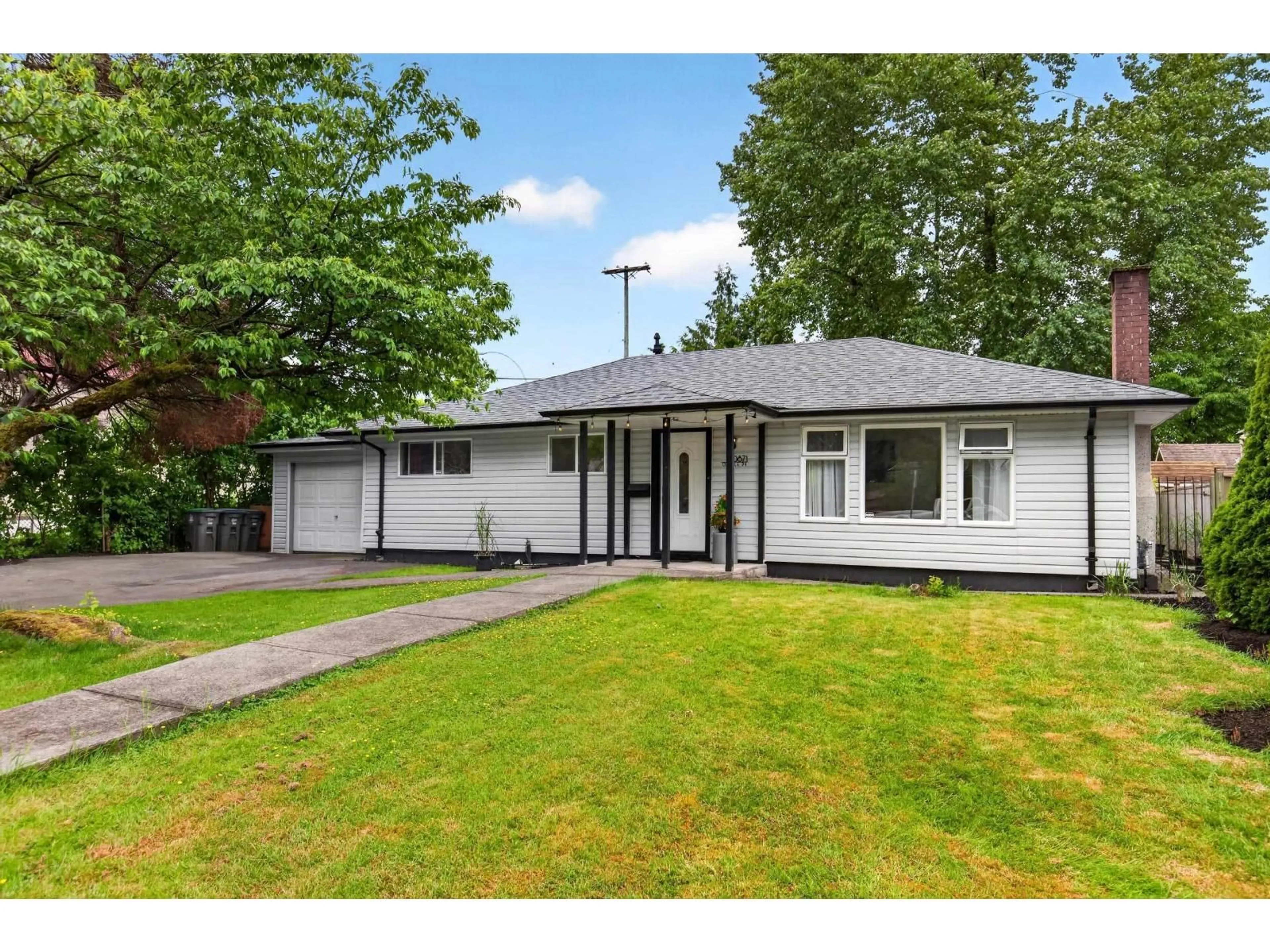 Home with vinyl exterior material, street for 10871 ORIOLE DRIVE, Surrey British Columbia V3R5A4