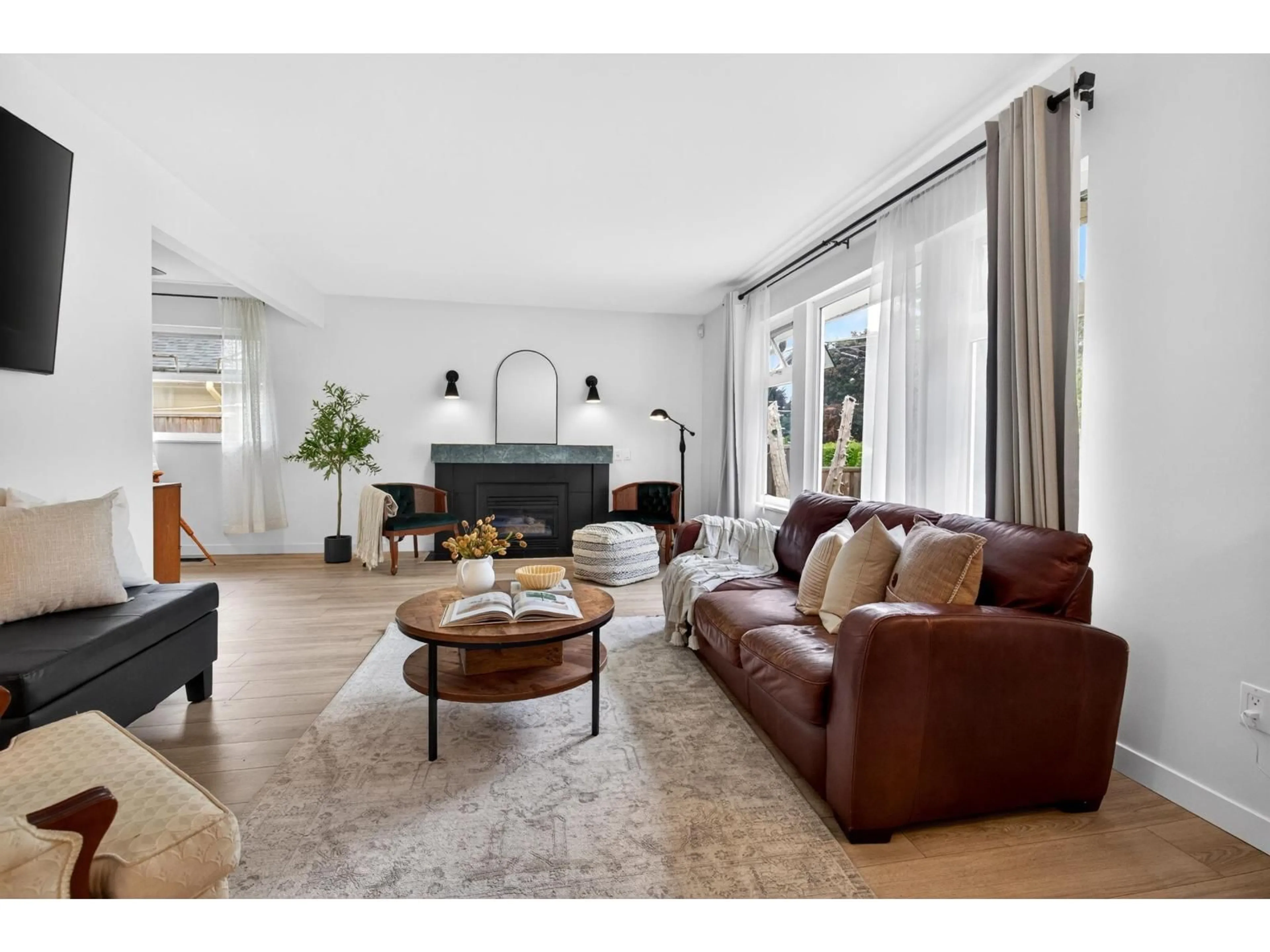Living room with furniture, unknown for 10871 ORIOLE DRIVE, Surrey British Columbia V3R5A4