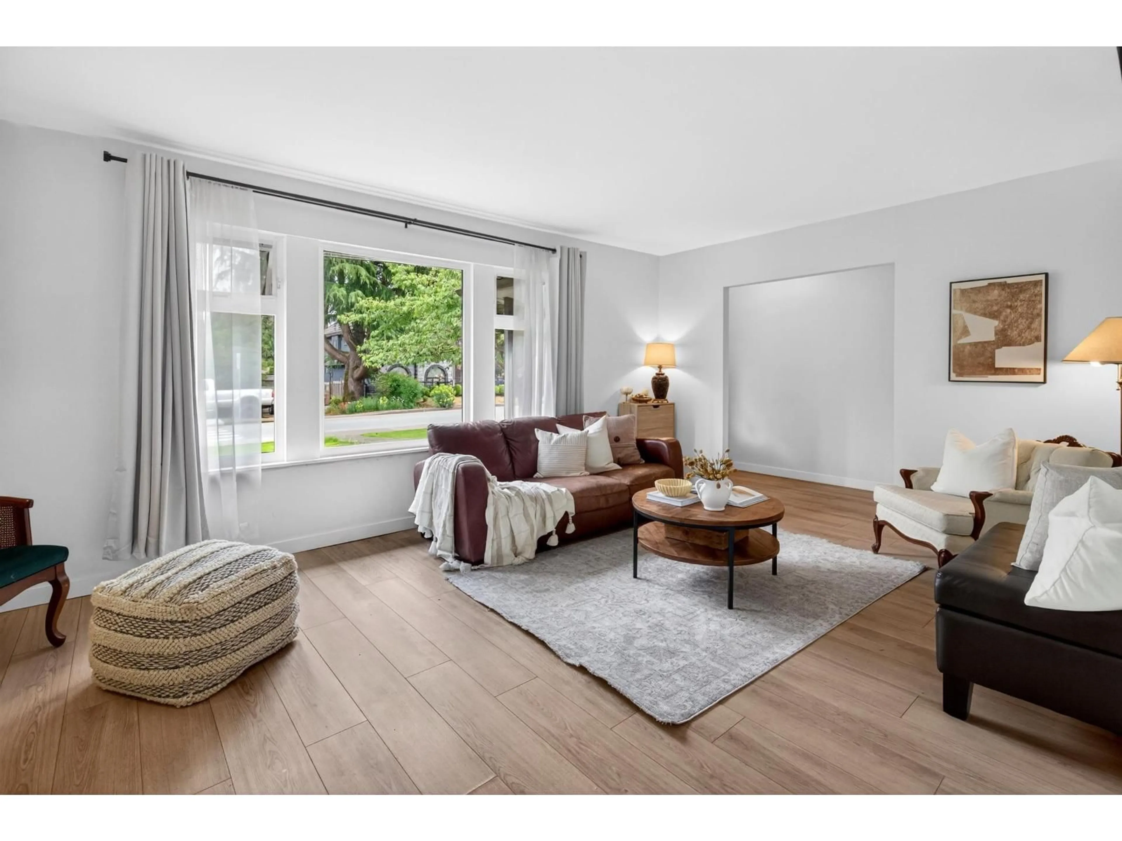 Living room with furniture, wood/laminate floor for 10871 ORIOLE DRIVE, Surrey British Columbia V3R5A4