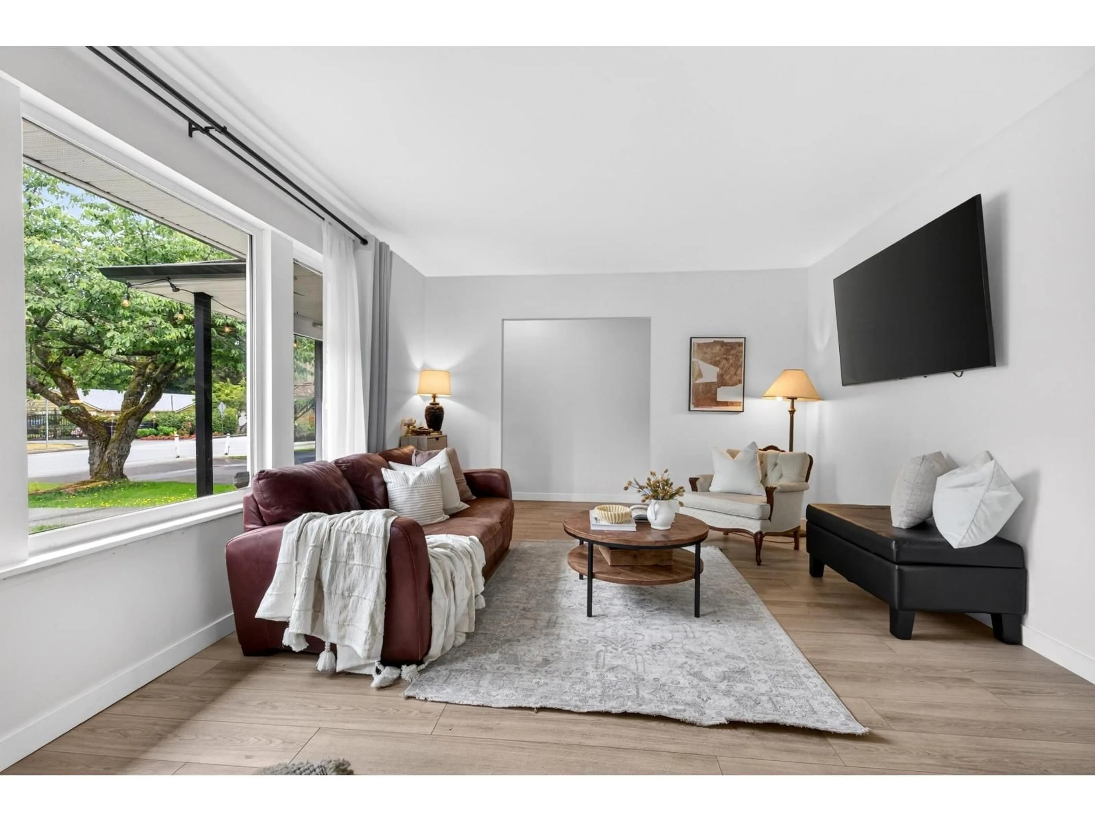 Living room with furniture, unknown for 10871 ORIOLE DRIVE, Surrey British Columbia V3R5A4