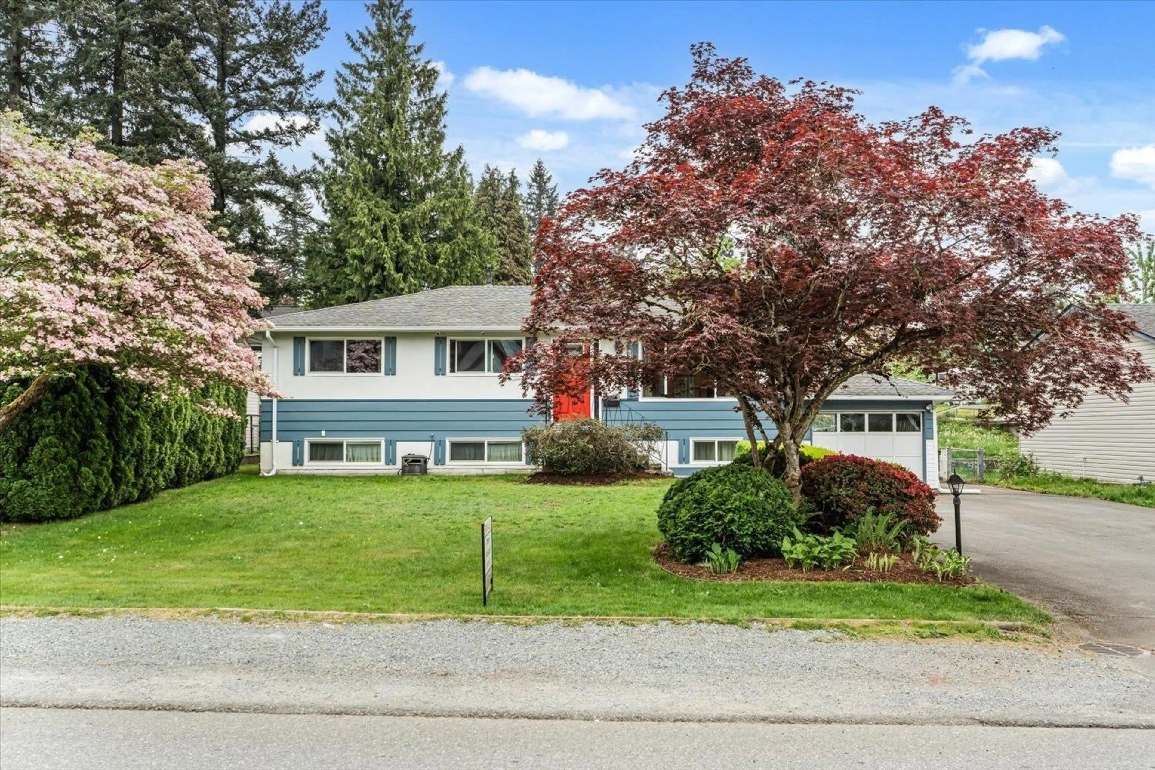 Home with vinyl exterior material, street for 34452 YORK AVENUE, Abbotsford British Columbia V2S2W9