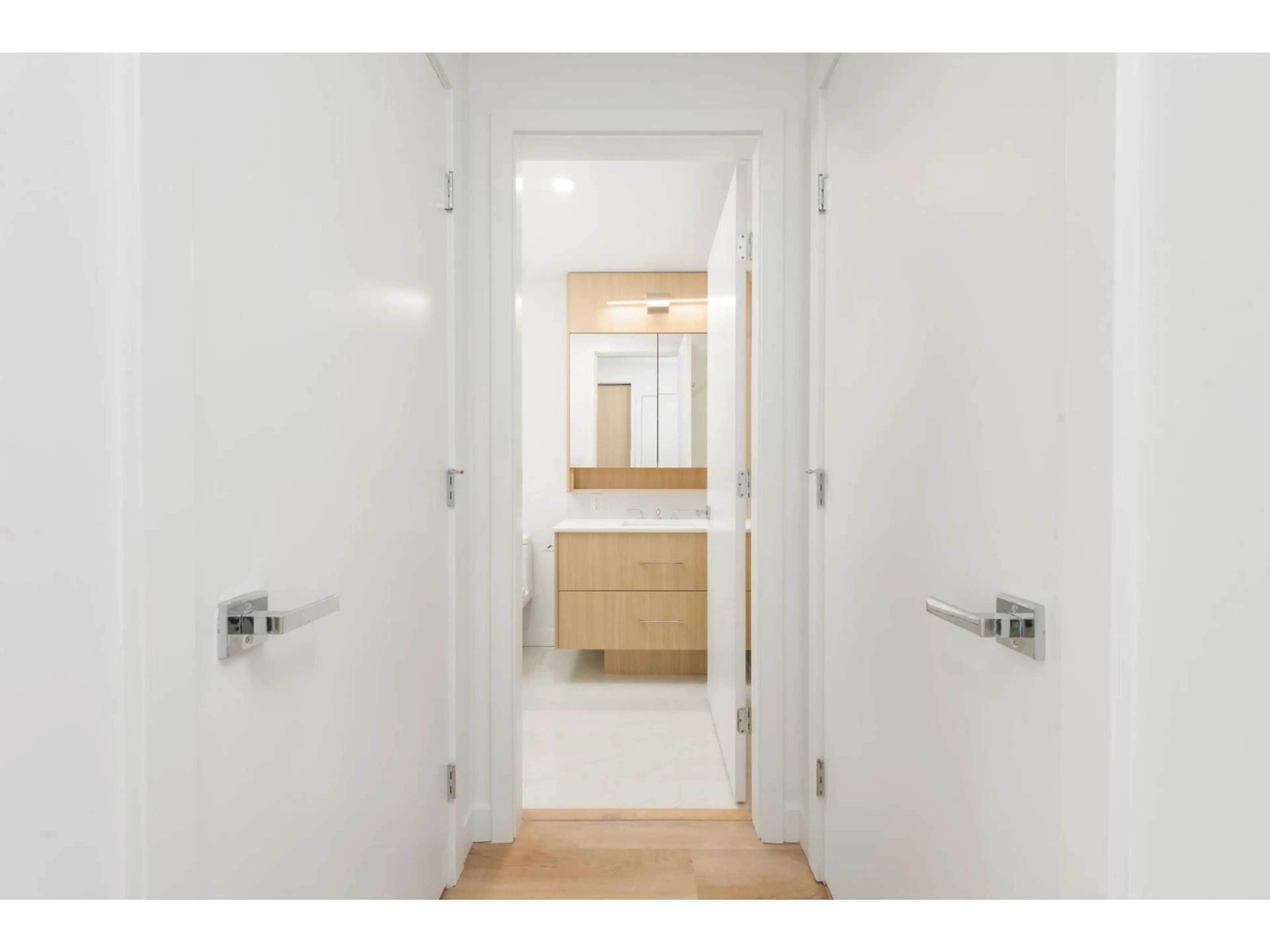 Indoor entryway for 409 - 9675 KING GEORGE BOULEVARD, Surrey British Columbia V3T2V3
