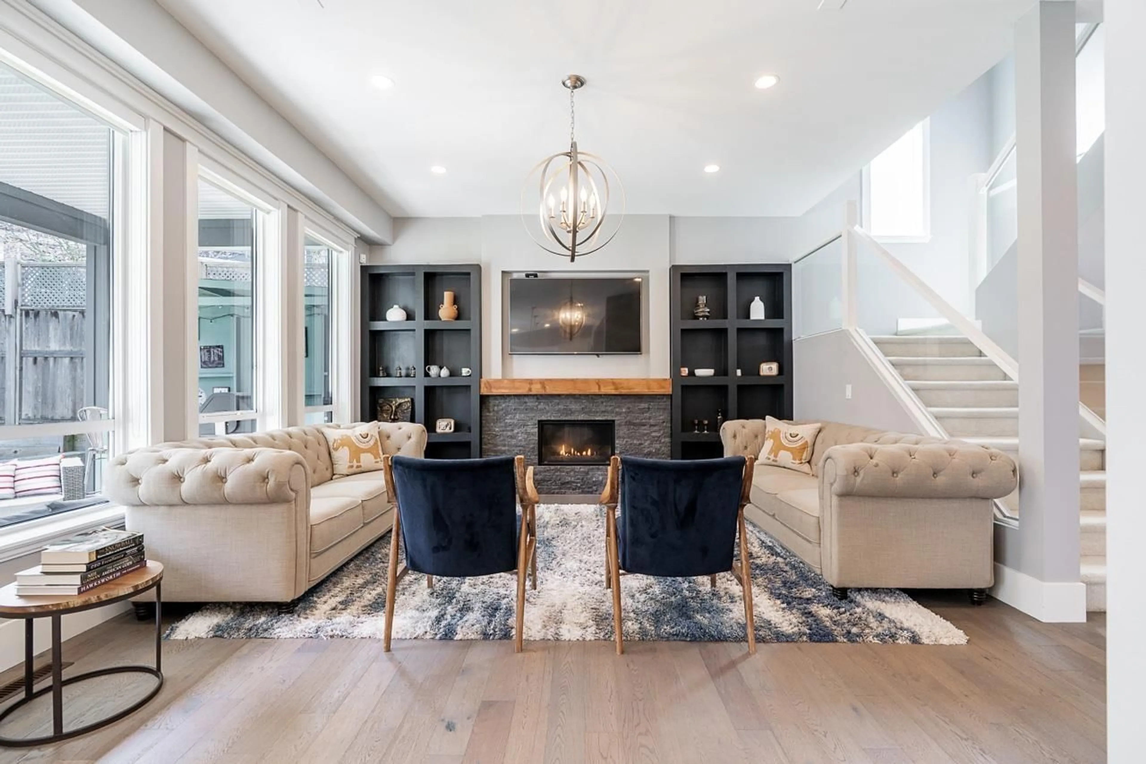 Living room with furniture, wood/laminate floor for 15708 MOUNTAIN VIEW DRIVE, Surrey British Columbia V3Z0C6